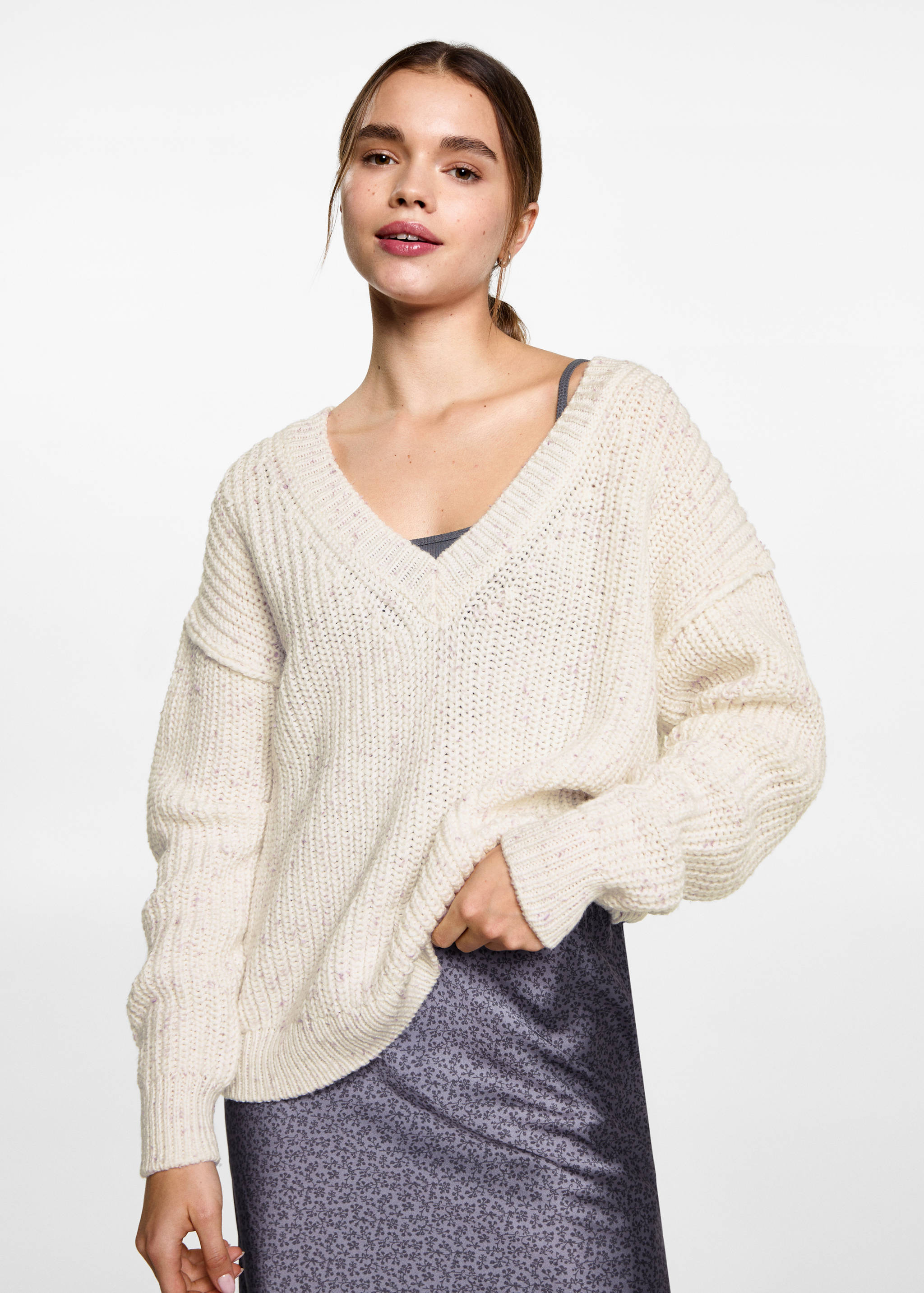 Sweter oversize z dekoltem w serek - Plan średni