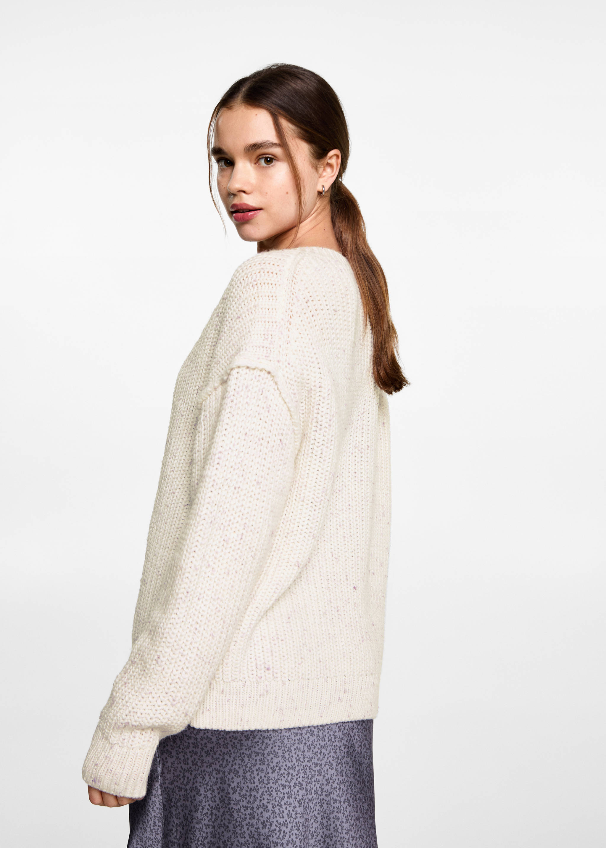 Sweter oversize z dekoltem w serek - Tylna strona artykułu