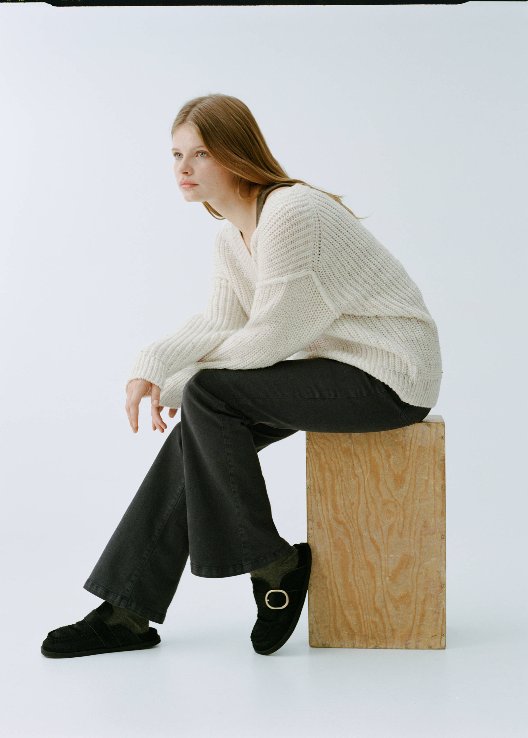 Sweter oversize z dekoltem w serek - Szczegóły artykułu 5