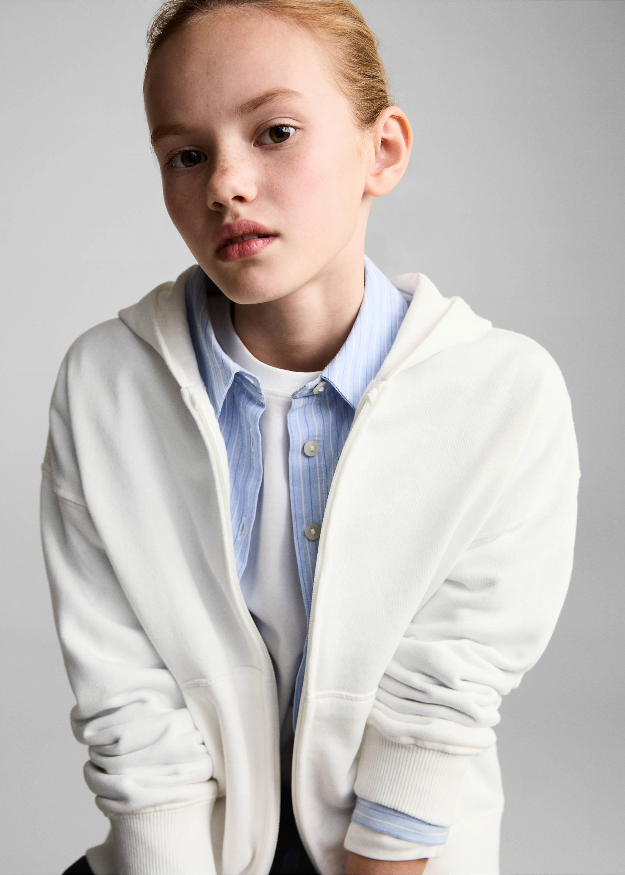 Bluza z kapturem bez zapięcia - Szczegóły artykułu 2, Złamana biel. Ref: 87070620-00.