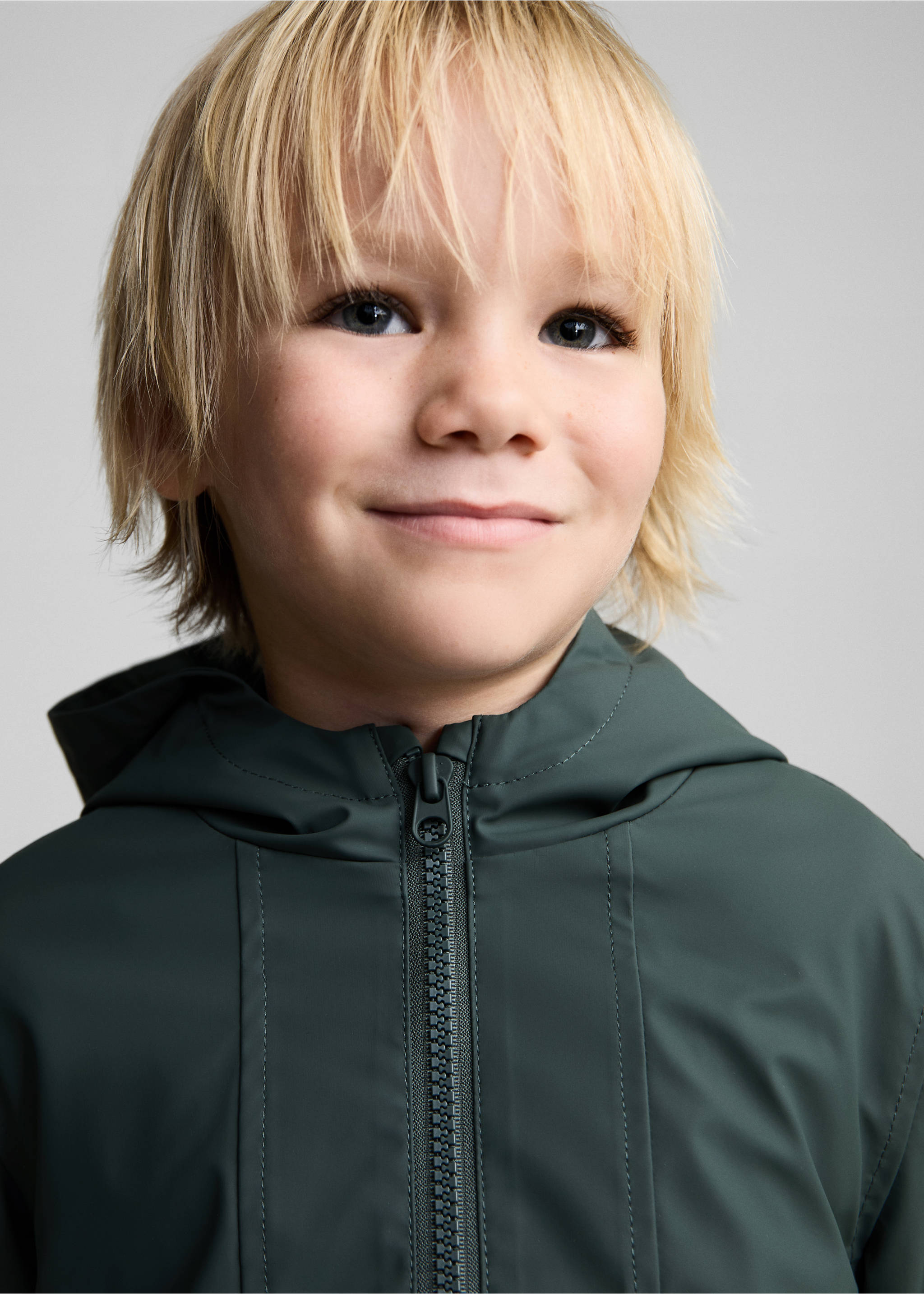 Hooded water-repellent coat - Details of the article 1, Dark Green. Ref: 87070627-00.