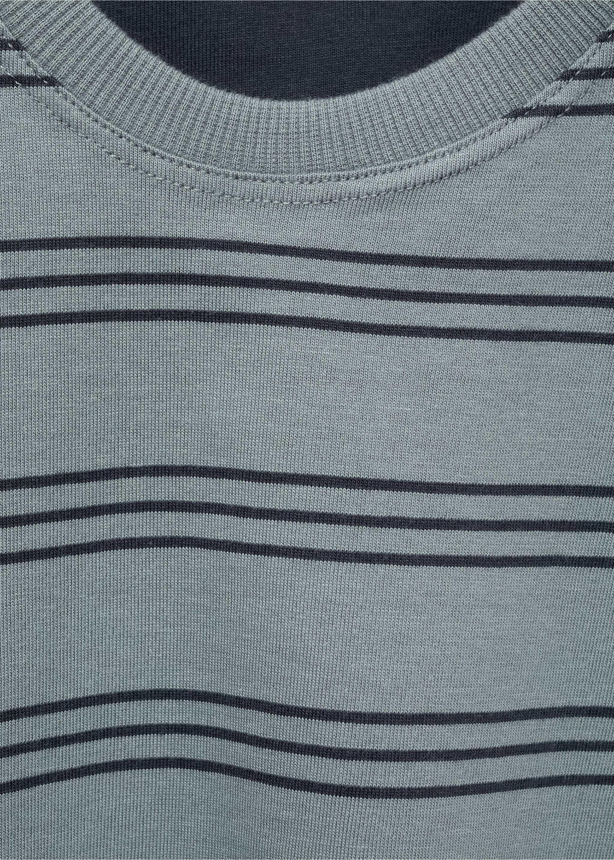 Camiseta rayas triples - Detalle del artículo 8, Verde bosque. Ref: 87070629-00.