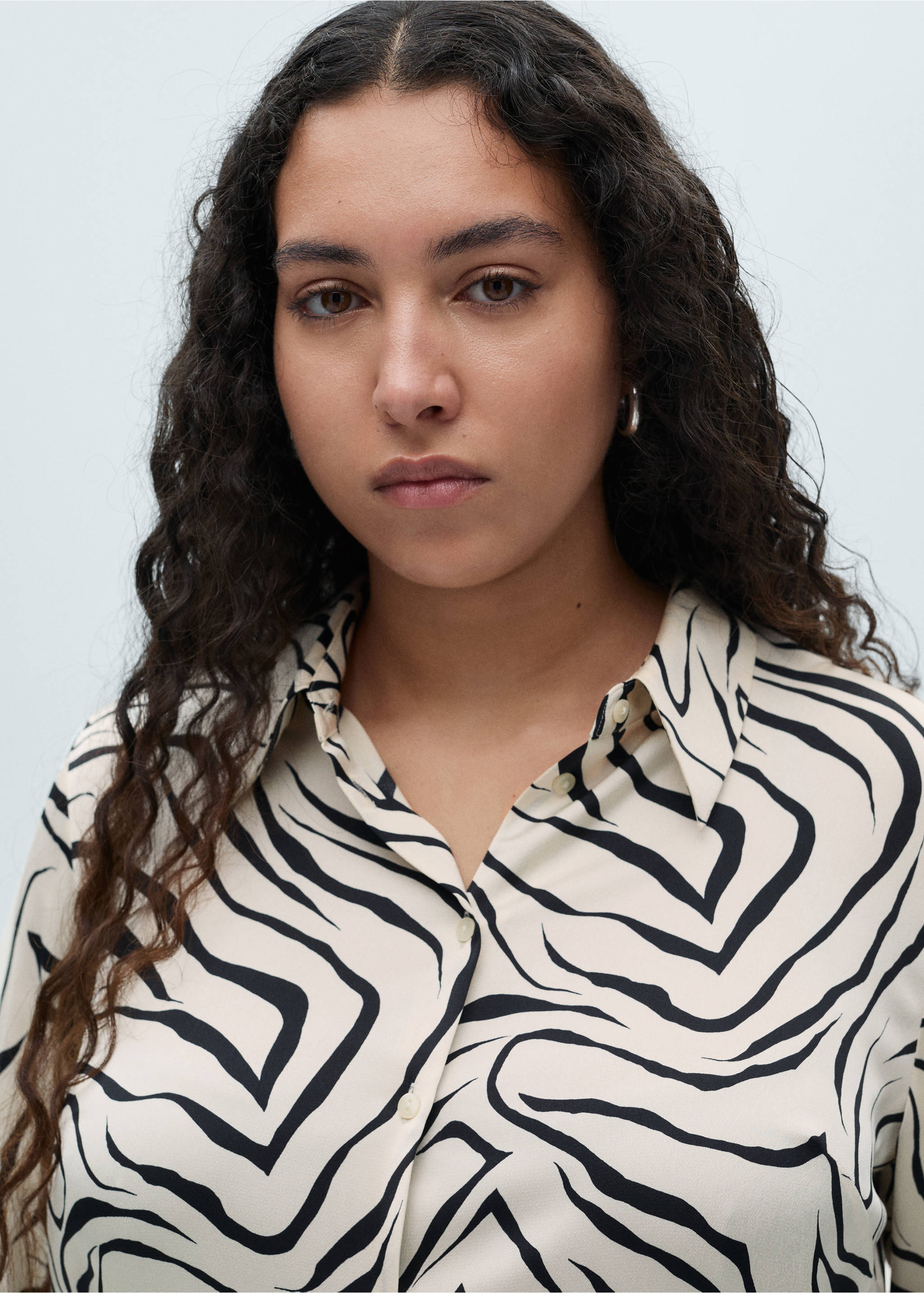 Satin print shirt - Details of the article 4, Ecru. Ref: 87070639-00.