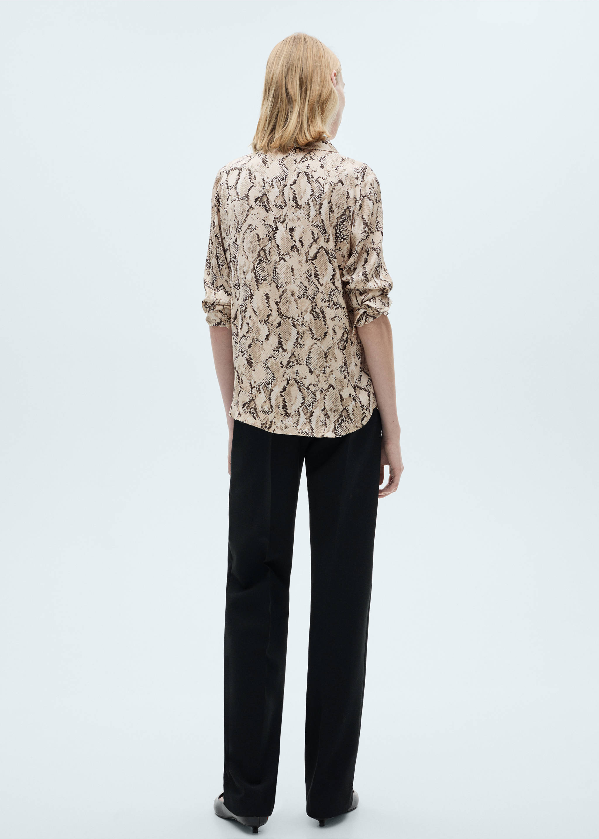 Camisa acetinada estampada - Verso do artigo, Areia. Ref: 87070639-00.