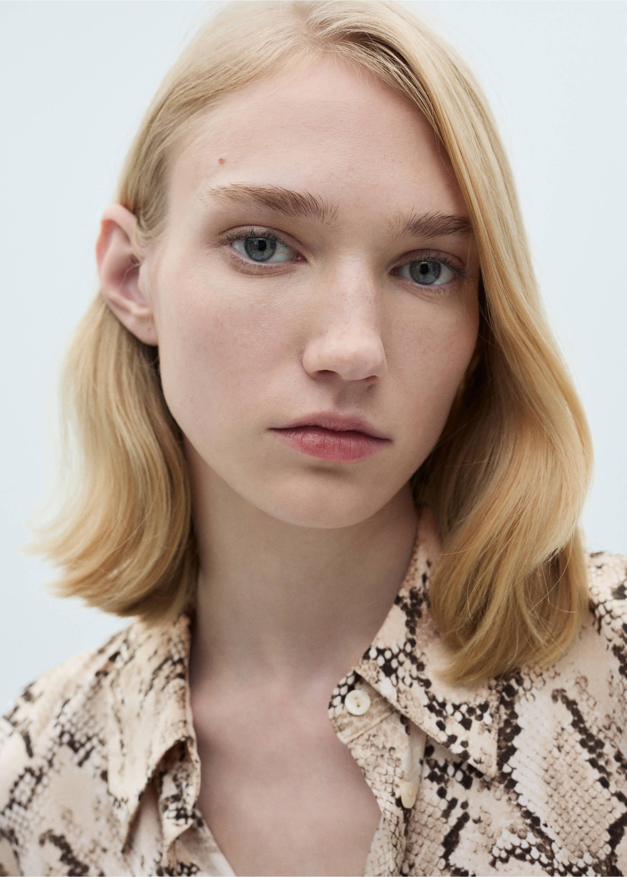 Camisa acetinada estampada - Pormenor do artigo 1, Areia. Ref: 87070639-00.