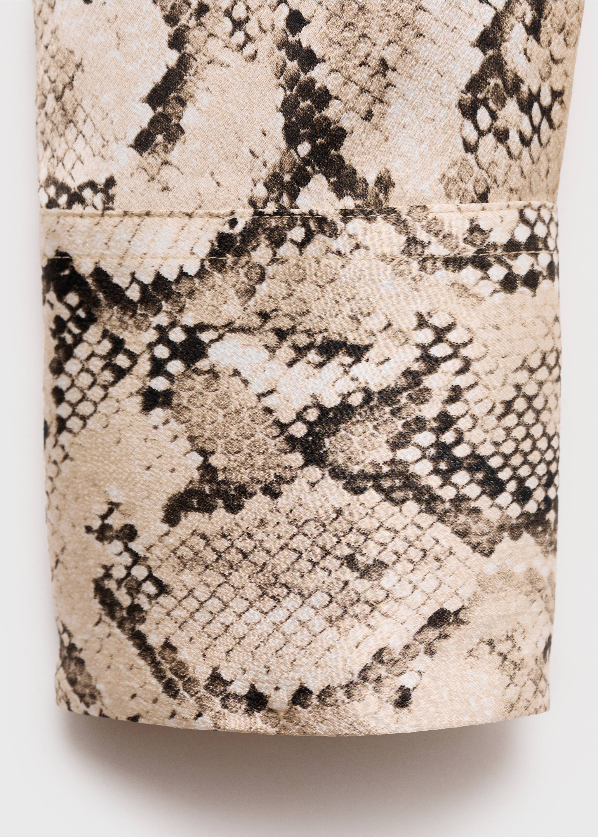 Camisa acetinada estampada - Pormenor do artigo 0, Areia. Ref: 87070639-00.