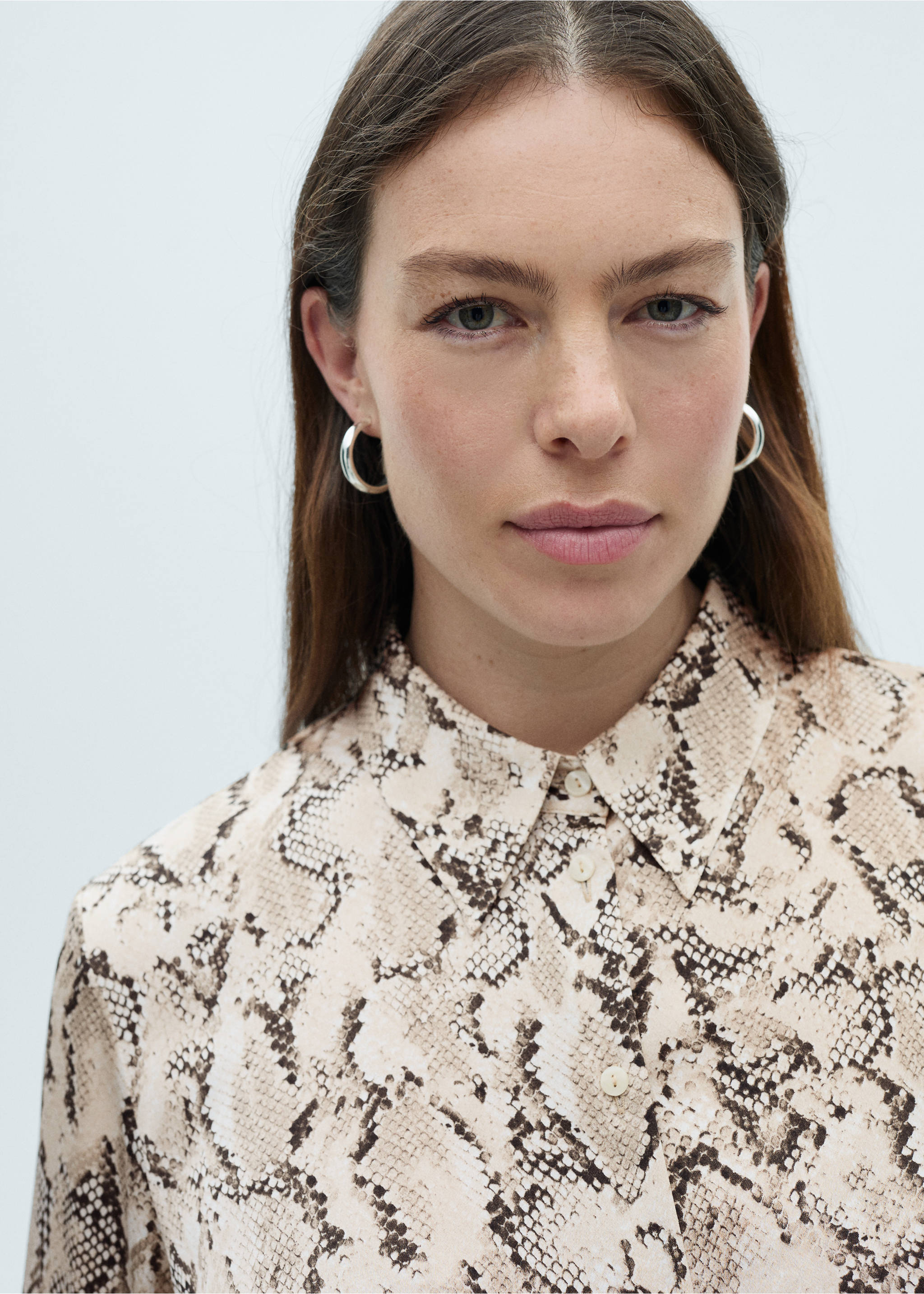 Camisa acetinada estampada - Pormenor do artigo 4, Areia. Ref: 87070639-00.