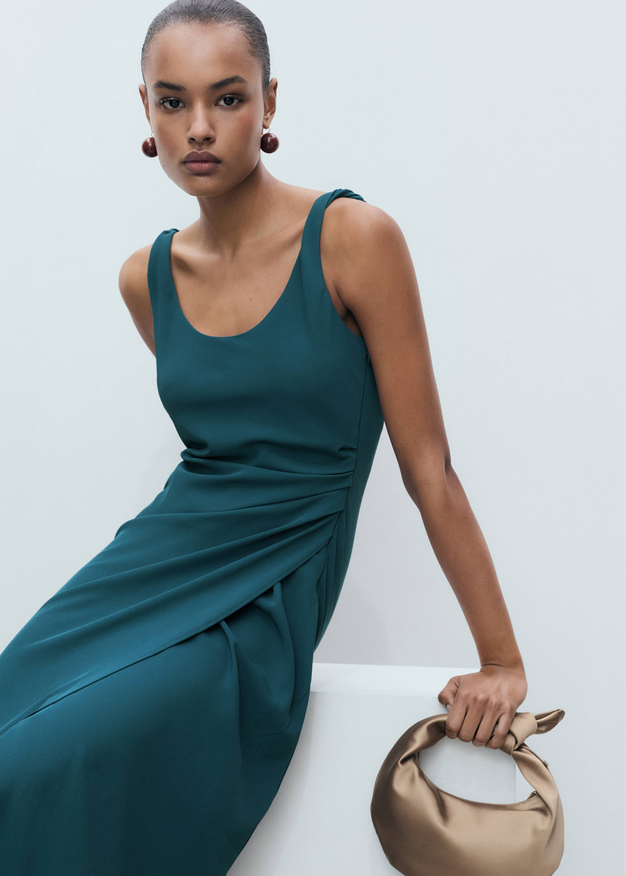Robe midi froncée - Plan moyen