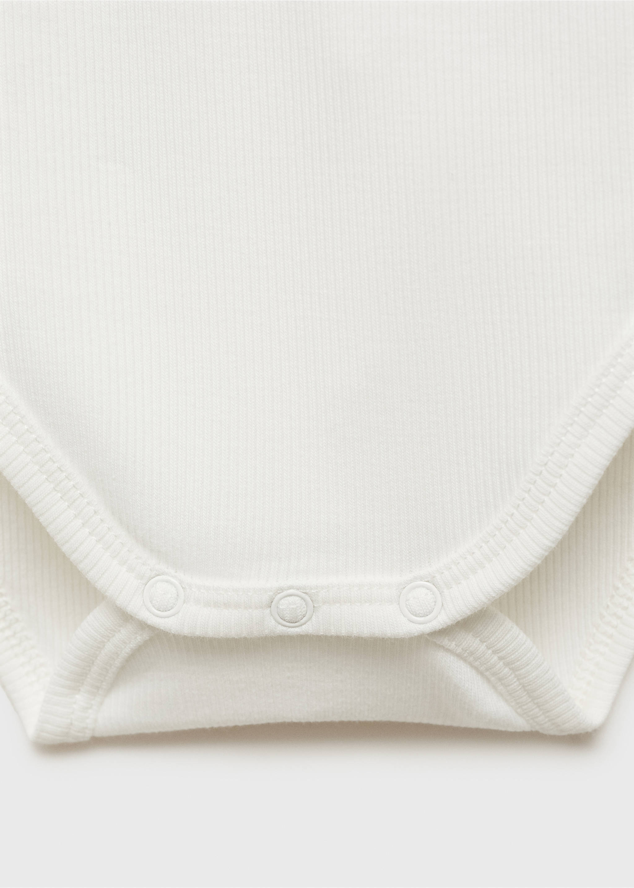 Close-up of the snap-fastener detail on an off-white ribbed baby body., Off White. Ref: 87071051-00.