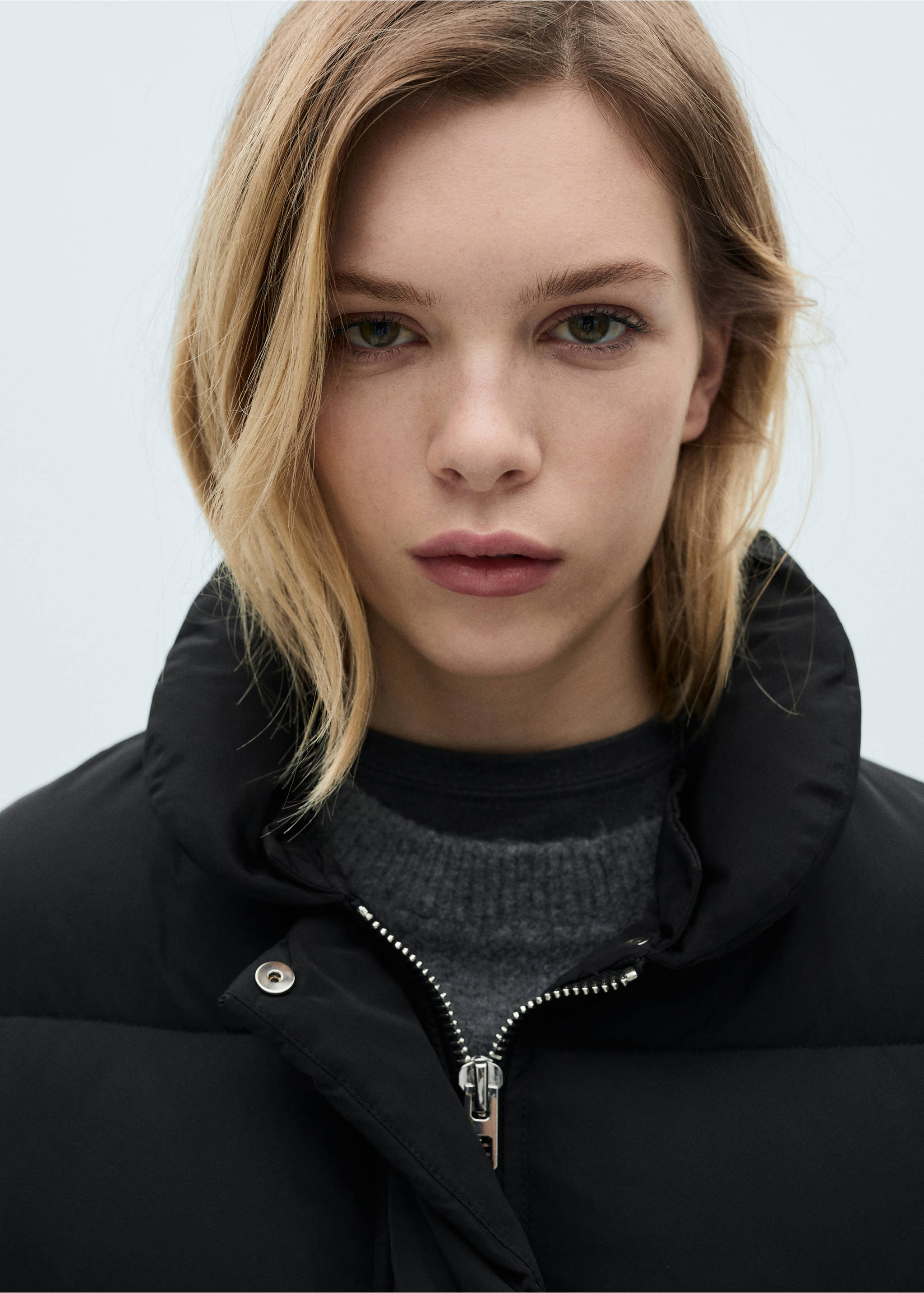 Short padded anorak with fur collar - Details of the article 1, Black. Ref: 87071513-00.