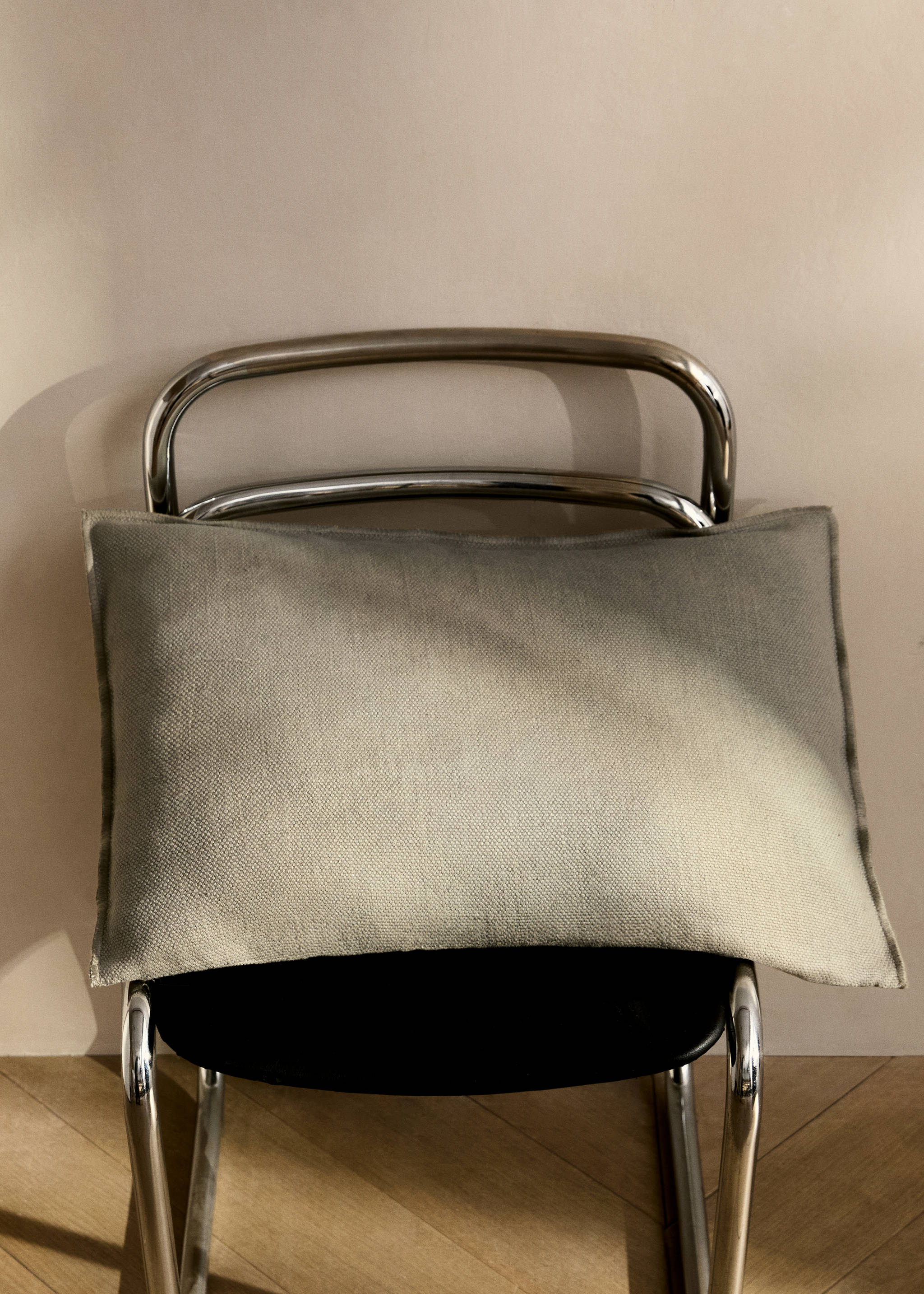 Funda coixí lli detall overlock textura 40x60cm - Pla general