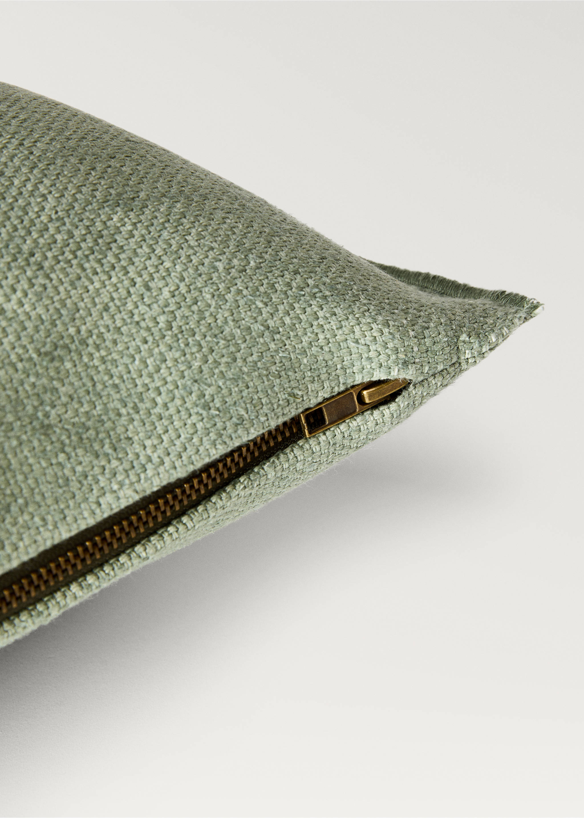 Linen textured cushion cover with overlock detail 40x60cm - Details of the article 2, Mint Green. Ref: 87071521-00.