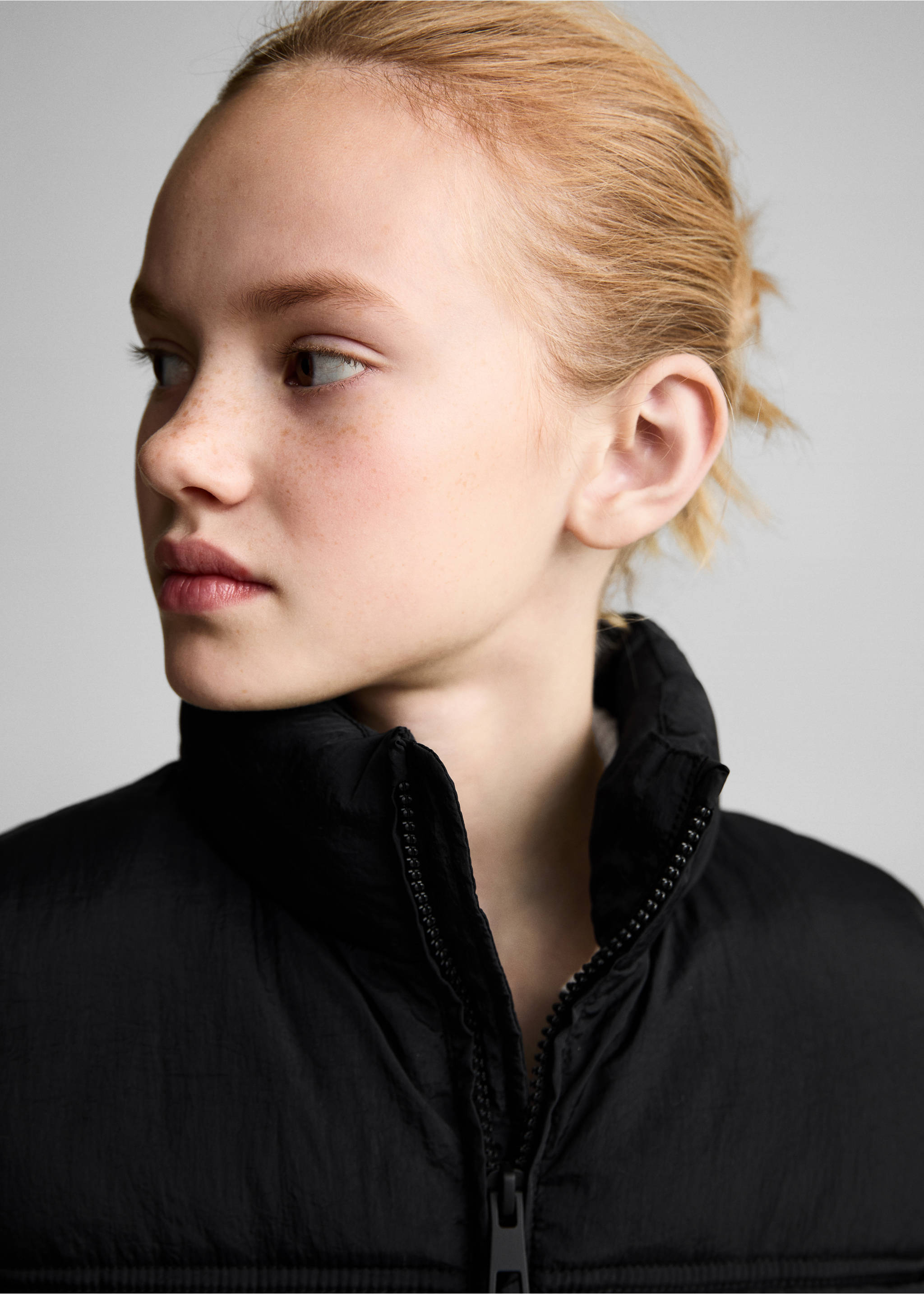 Steppweste mit Reißverschluss - Detail des Artikels 1, Schwarz. Ref: 87072535-00.