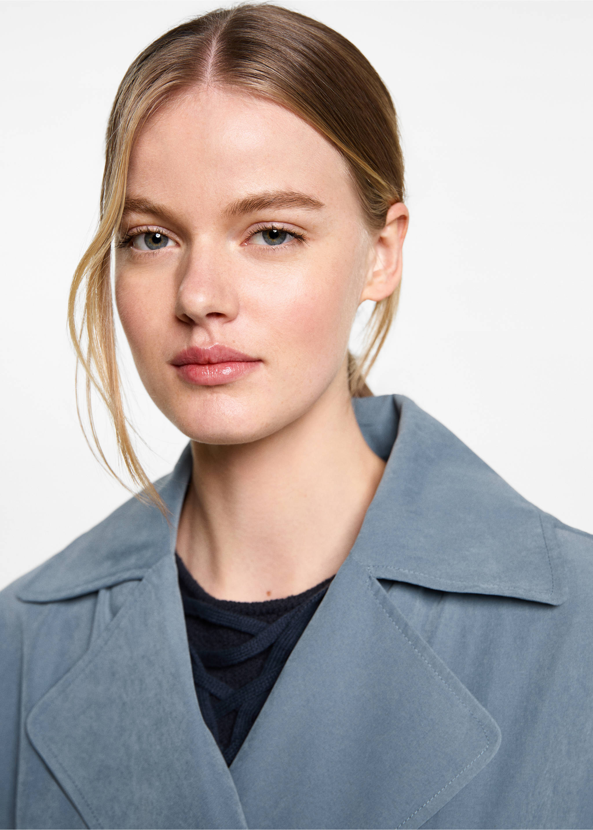 Fließender Trenchcoat mit Gürtel - Detail des Artikels 1, Blau. Ref: 87072536-00.