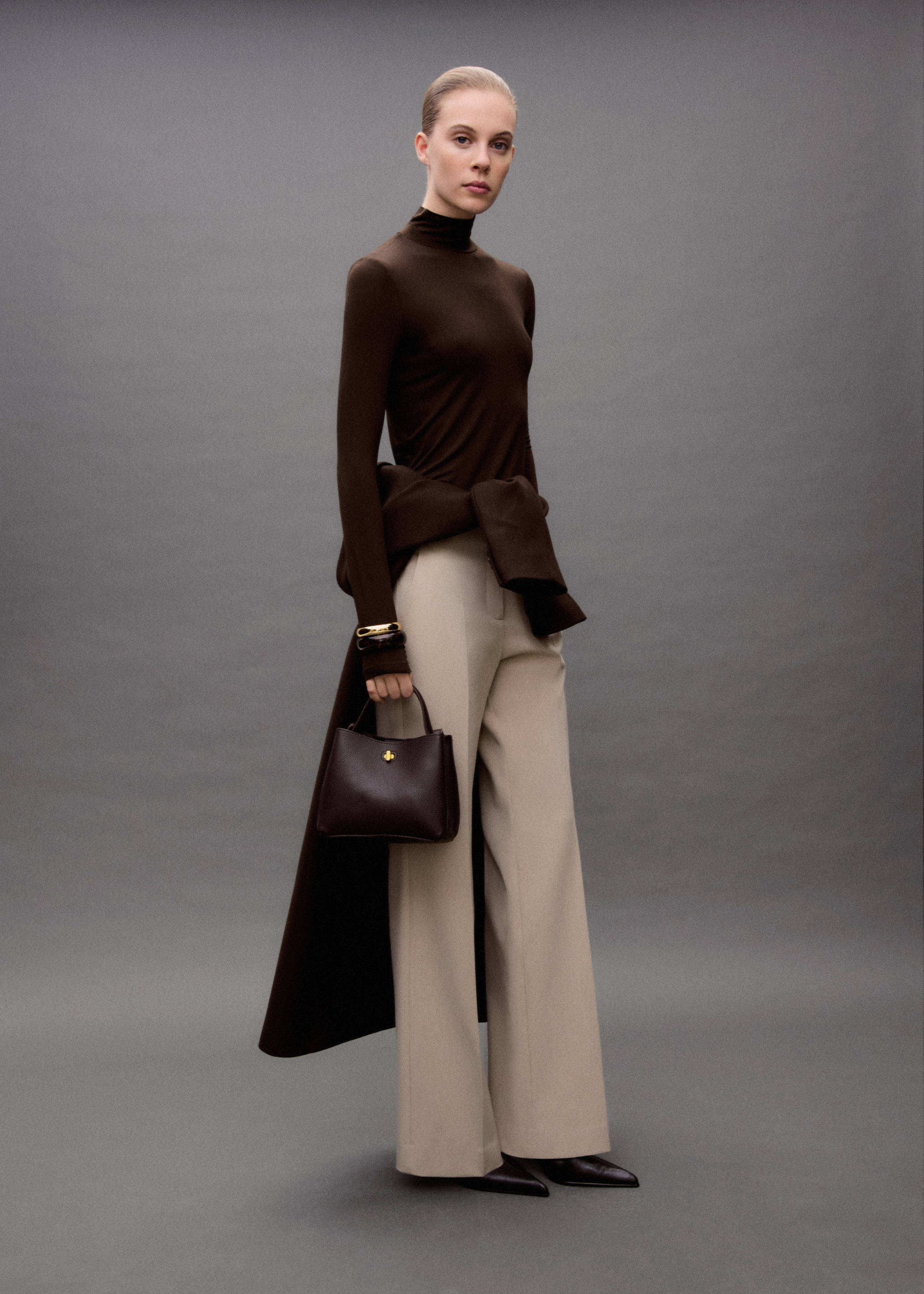 Mid-rise flare trousers - Details of the article 3, Beige. Ref: 87072537-00.