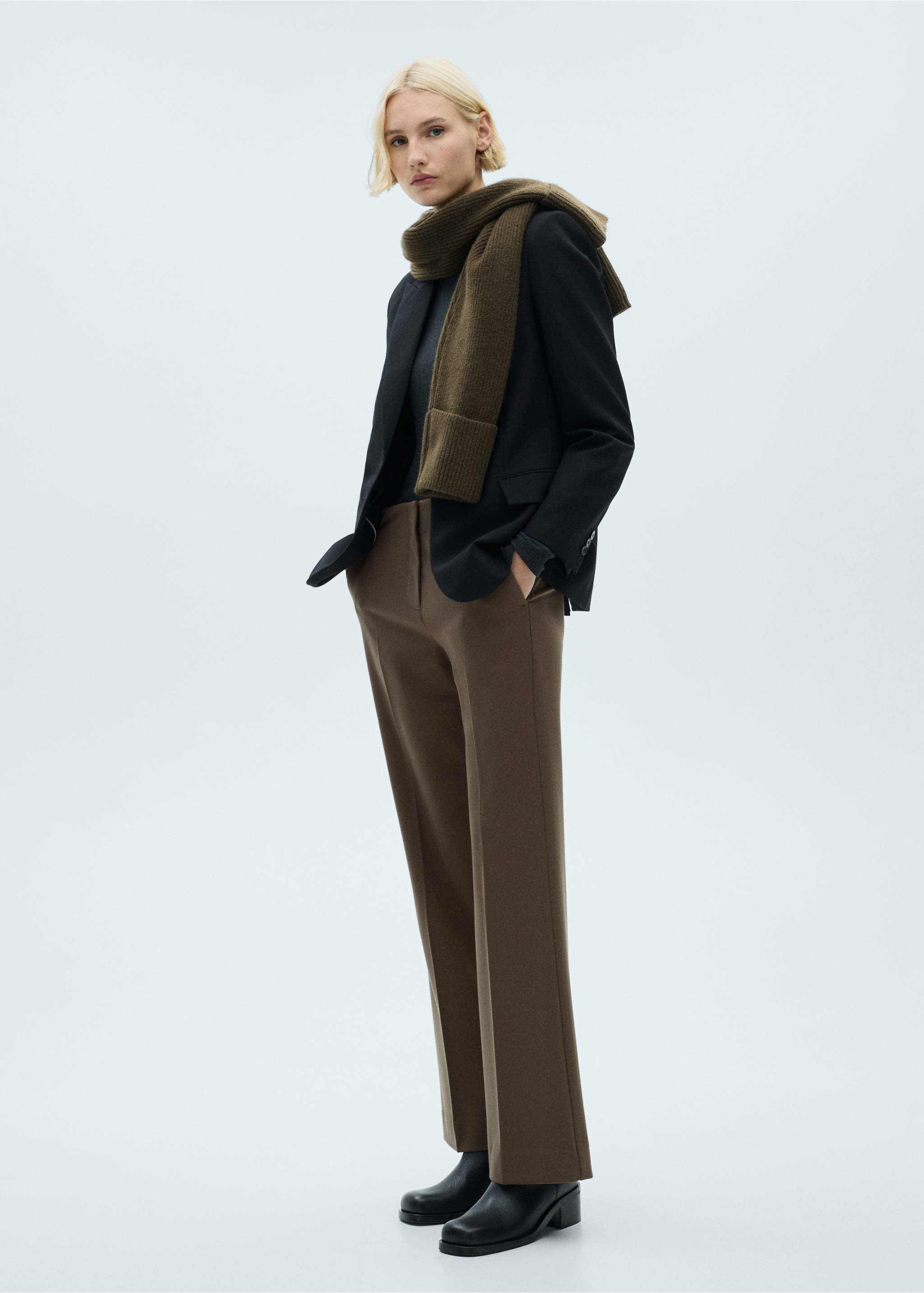 Calças à boca de sino com cintura media - Plano geral, Castanho-médio. Ref: 87072537-00.