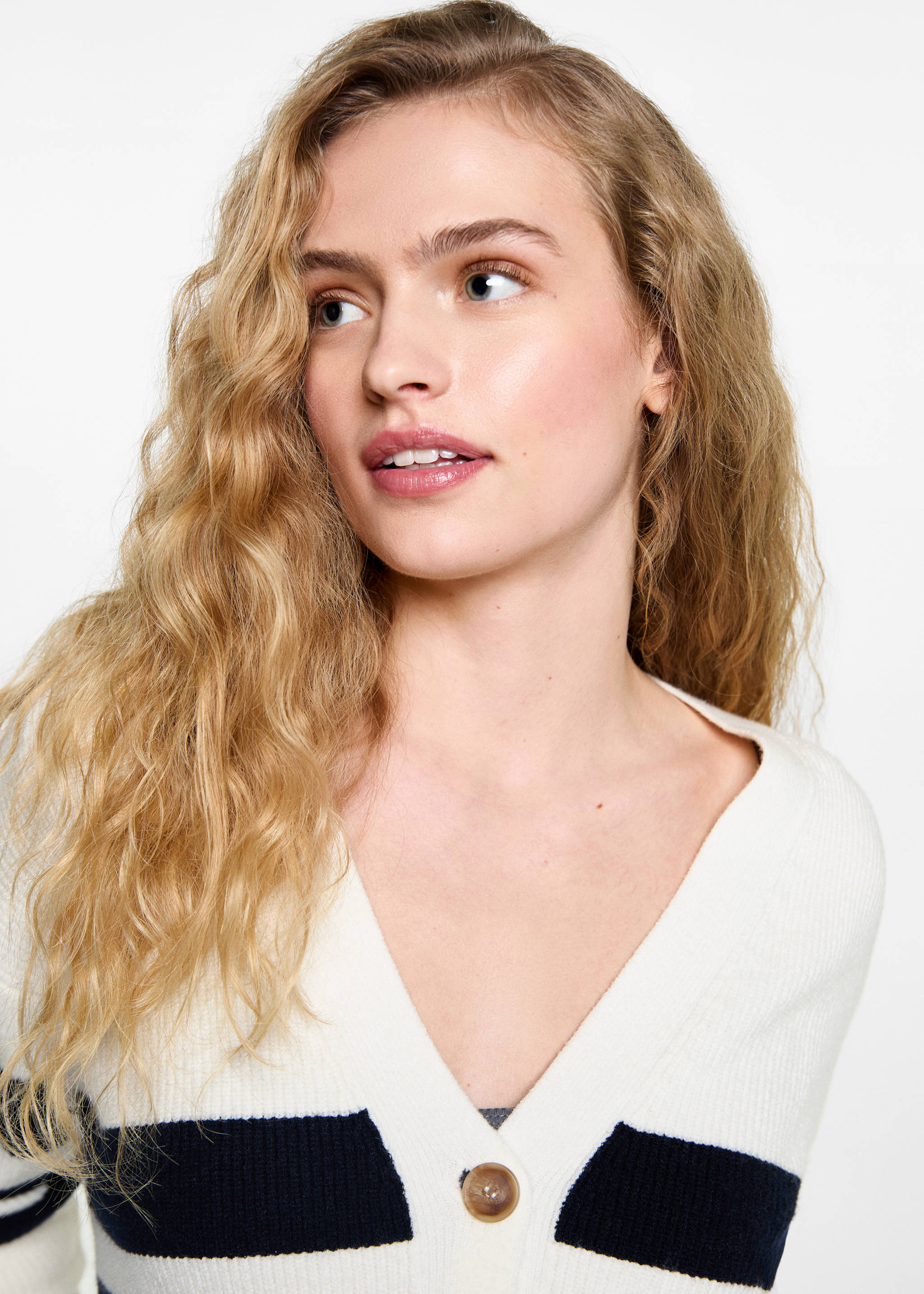 Strickcardigan mit Streifenmuster - Detail des Artikels 1, Cremeweiß. Ref: 87072538-00.