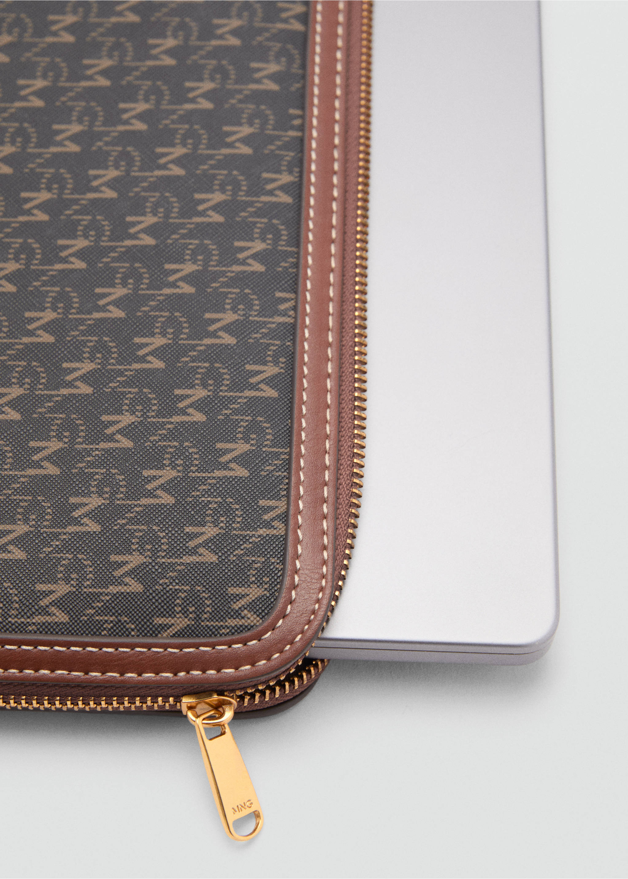 Capa para portátil com logótipo estampado - Pormenor do artigo 1, Castanho. Ref: 87072895-00.