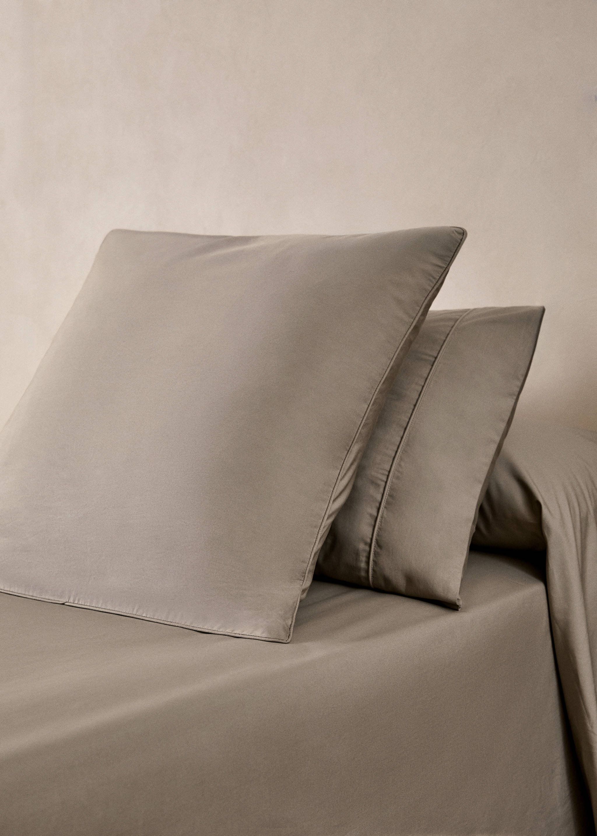 Two 500-thread count cotton percale pillowcases with rounded piping detail 50x75 cm - General plane
