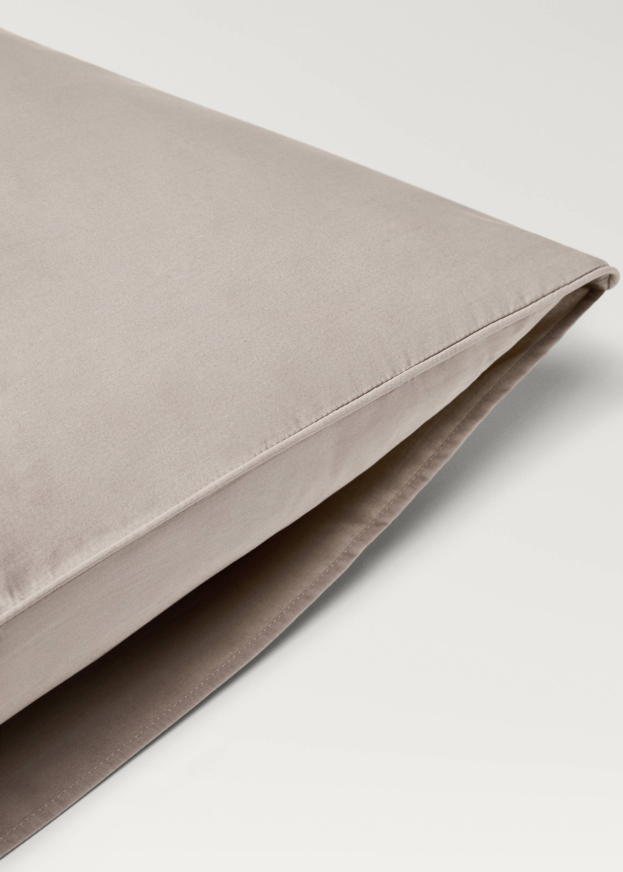 Two 500-thread count cotton percale pillowcases with rounded piping detail 60x60 cm - Details of the article 2