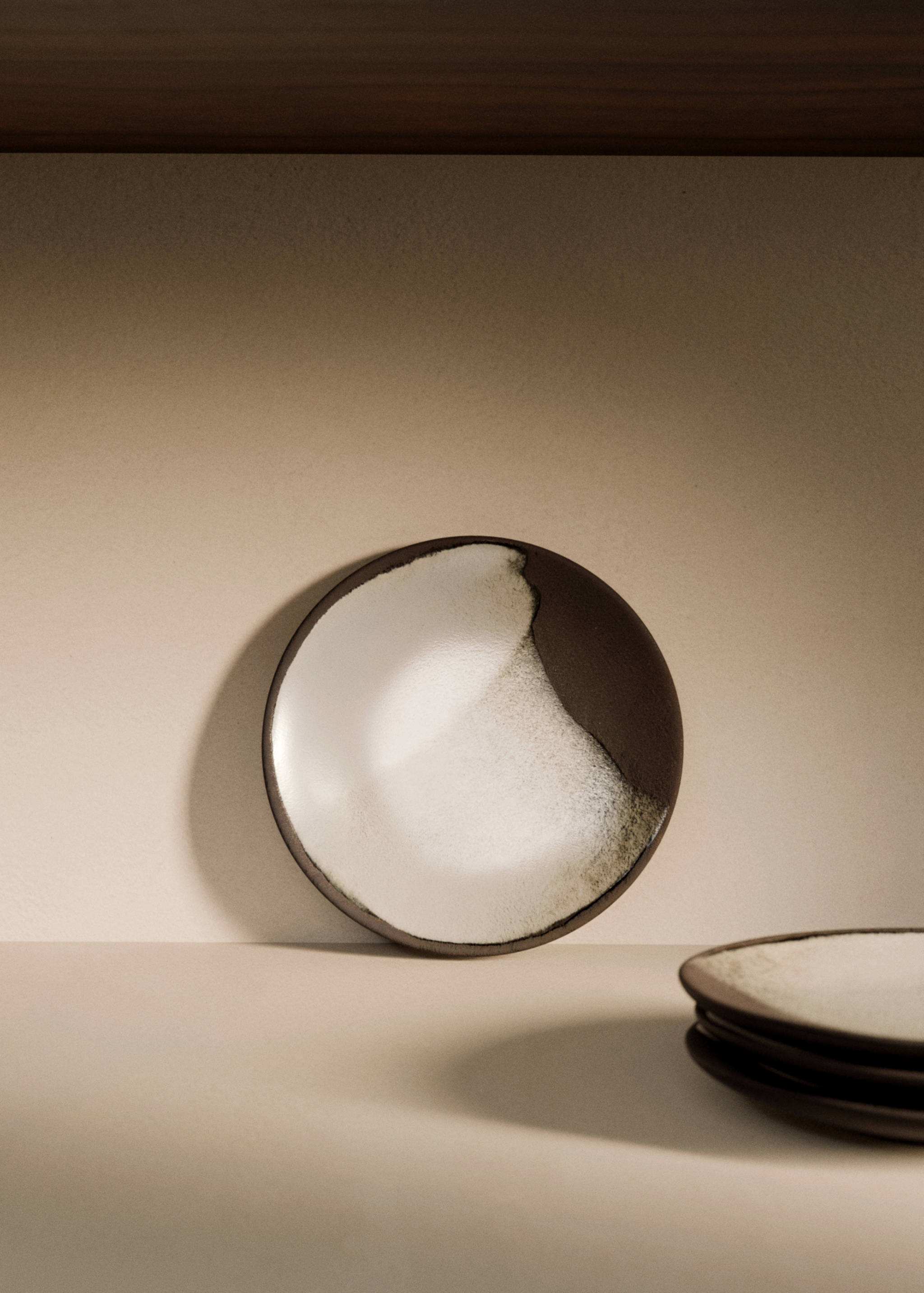 Two-tone stoneware plate - General plane
