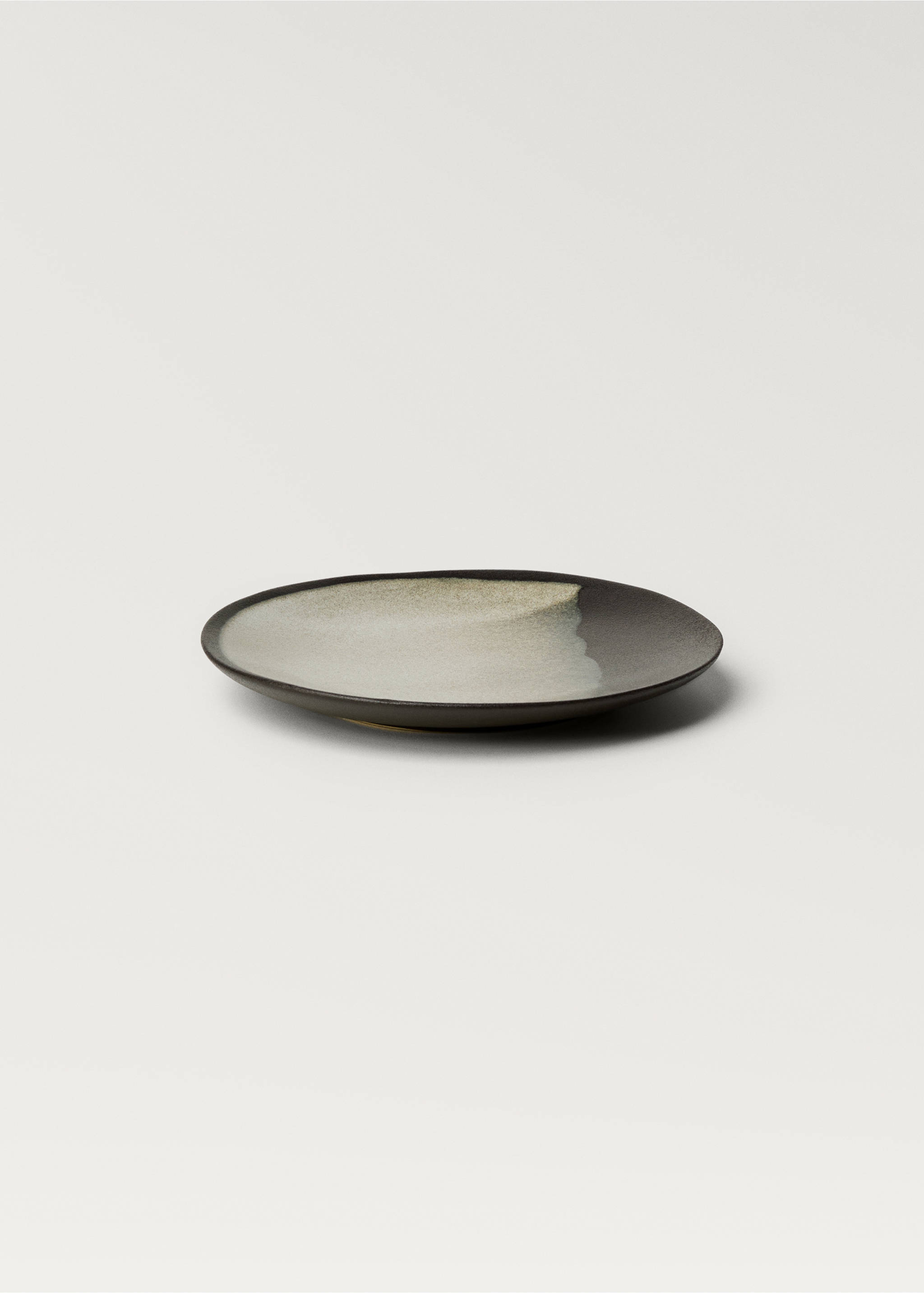 Two-tone stoneware plate - Details of the article 1, Black. Ref: 87072947-00.