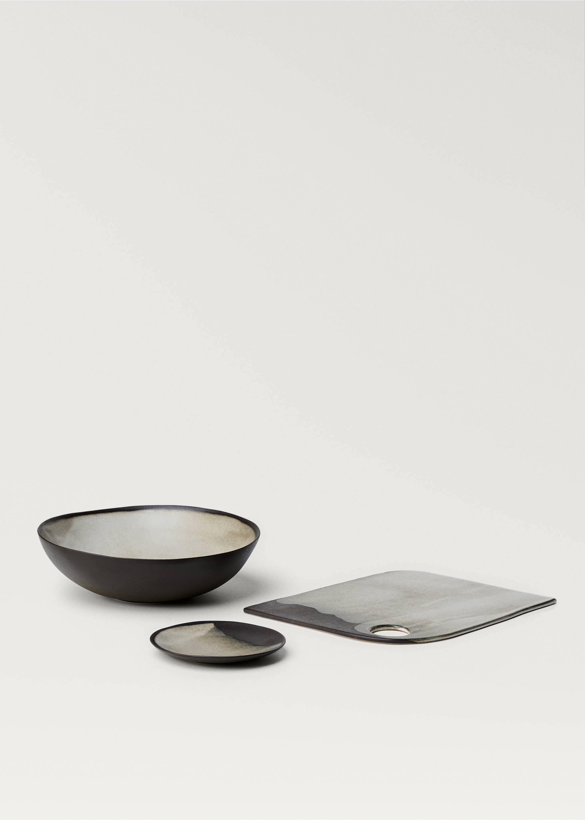 Two-tone stoneware plate - Details of the article 3, Black. Ref: 87072947-00.