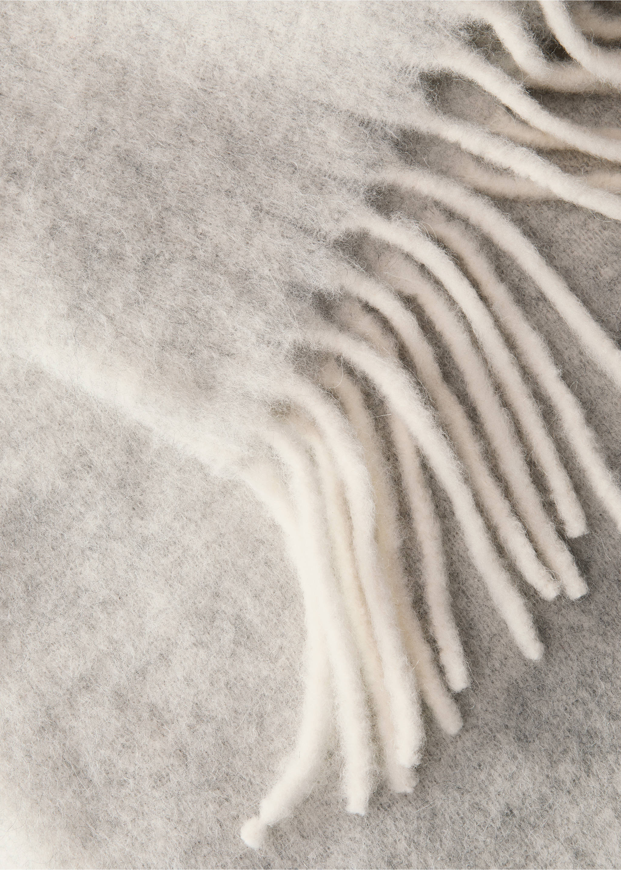 Soft-effect blanket with fringed trim - Details of the article 3, Light/Pastel Grey. Ref: 87072954-00.
