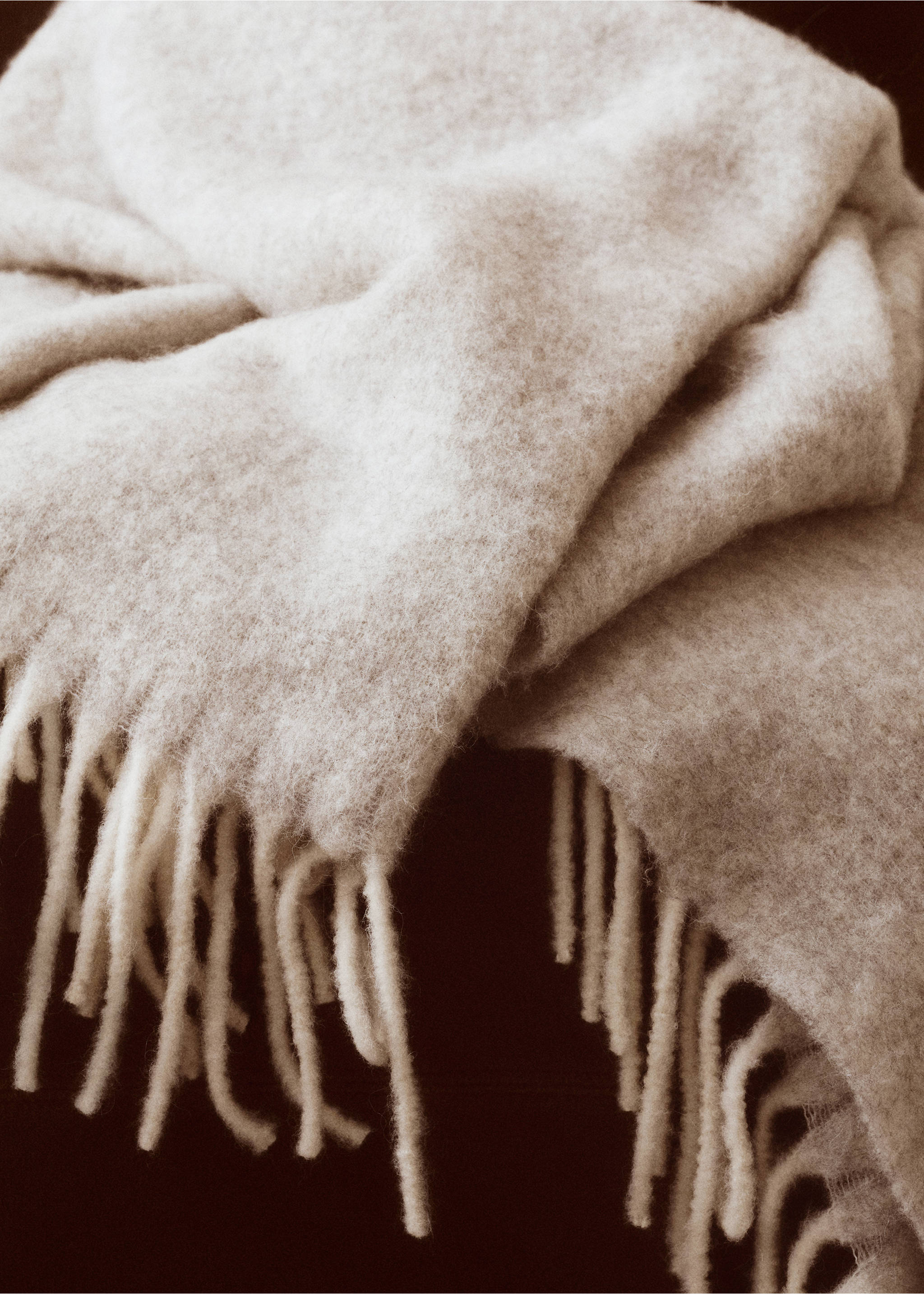 Soft-effect blanket with fringed trim - Details of the article 6, Light/Pastel Grey. Ref: 87072954-00.