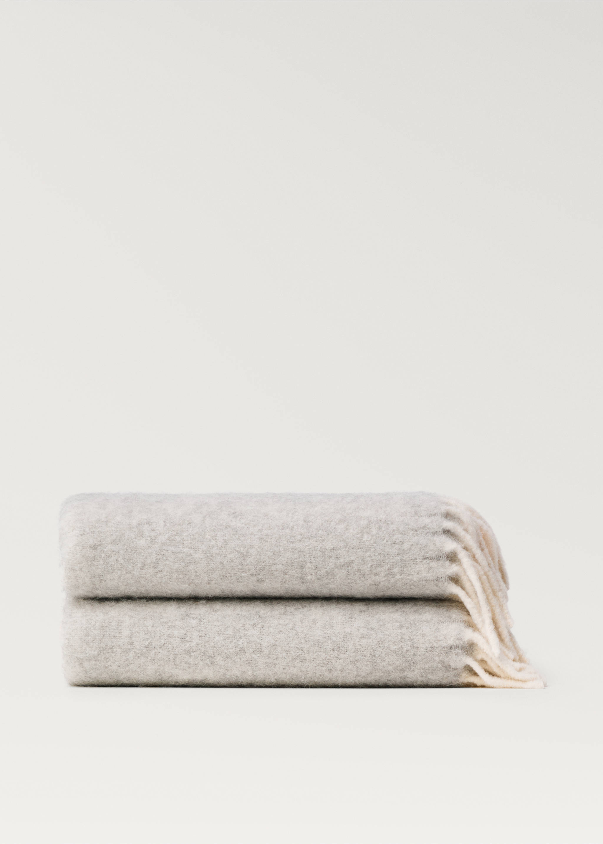 Soft-effect blanket with fringed trim - Article without model, Light/Pastel Grey. Ref: 87072954-00.