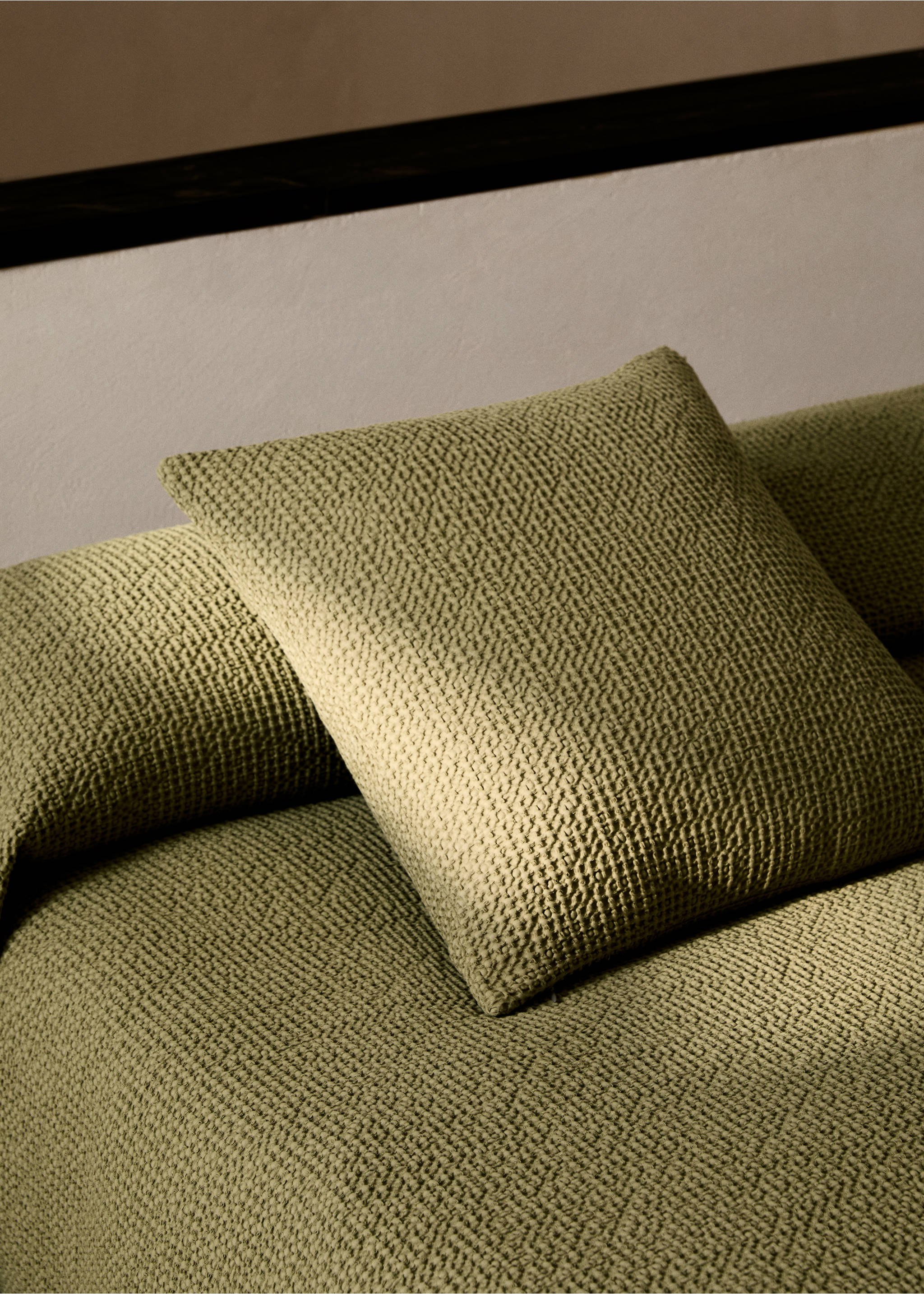 Capa de almofada decorativa de gaze de algodão garment-dyed com textura waffle 50x50 cm - Plano geral, Caqui. Ref: 87072956-00.