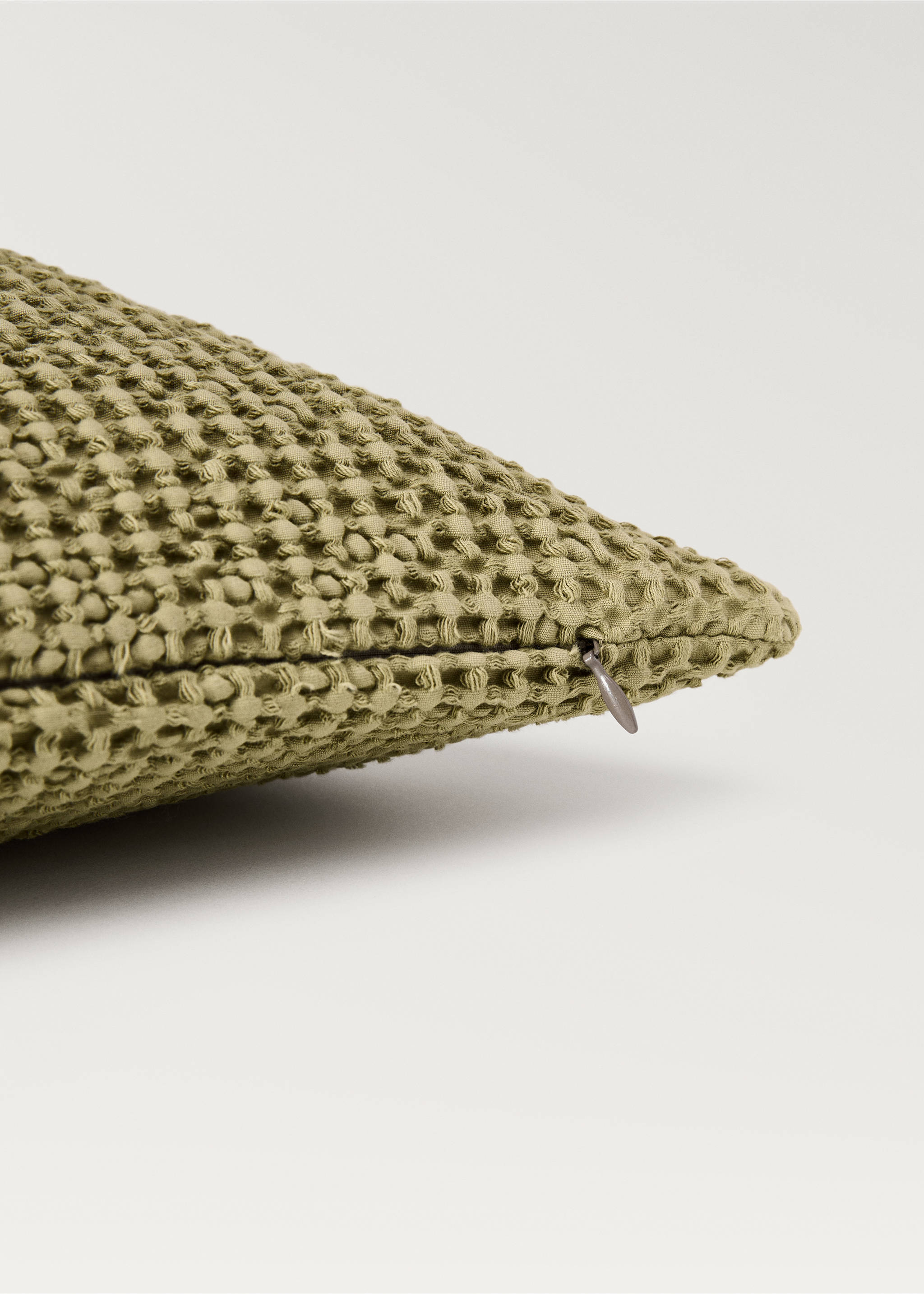 Capa de almofada decorativa de gaze de algodão garment-dyed com textura waffle 50x50 cm - Pormenor do artigo 1, Caqui. Ref: 87072956-00.