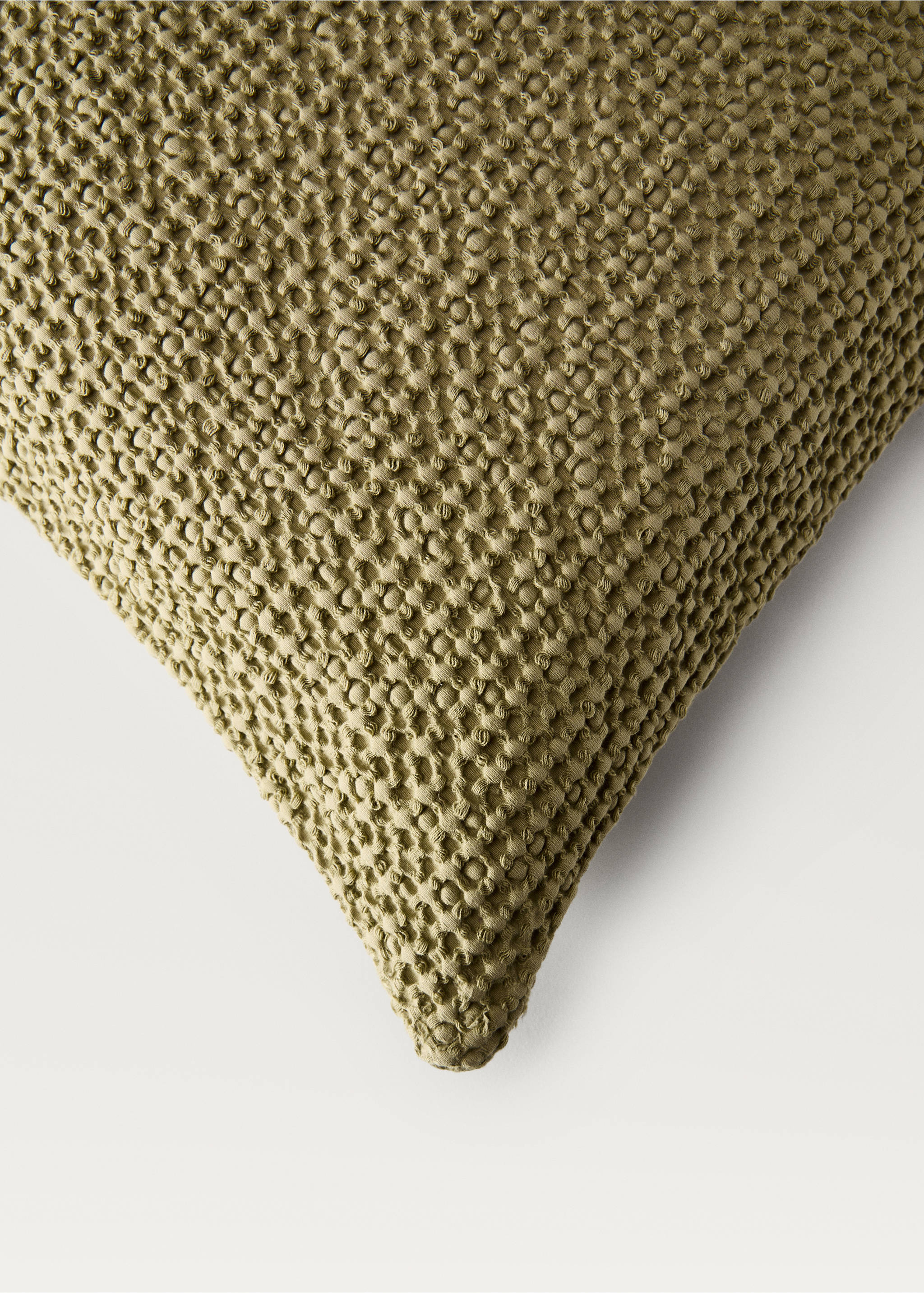 Capa de almofada decorativa de gaze de algodão garment-dyed com textura waffle 50x50 cm - Pormenor do artigo 2, Caqui. Ref: 87072956-00.