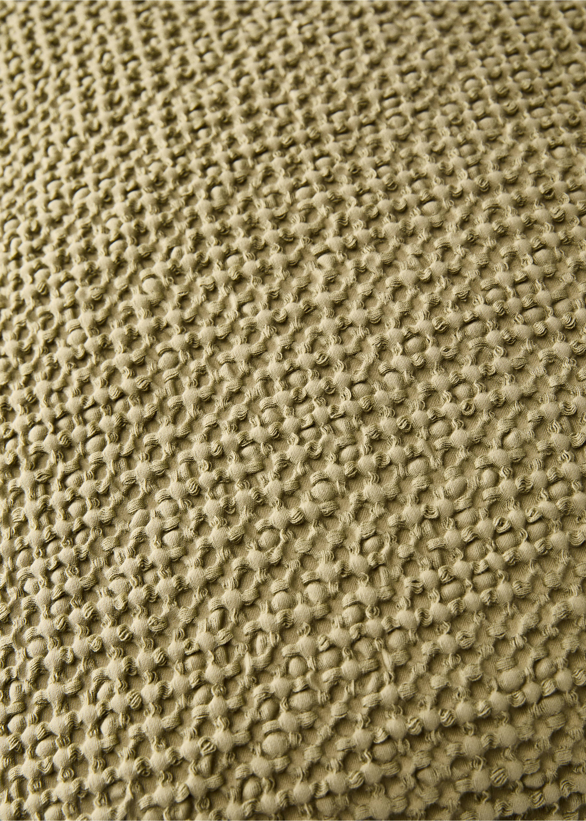 Capa de almofada decorativa de gaze de algodão garment-dyed com textura waffle 50x50 cm - Pormenor do artigo 3, Caqui. Ref: 87072956-00.
