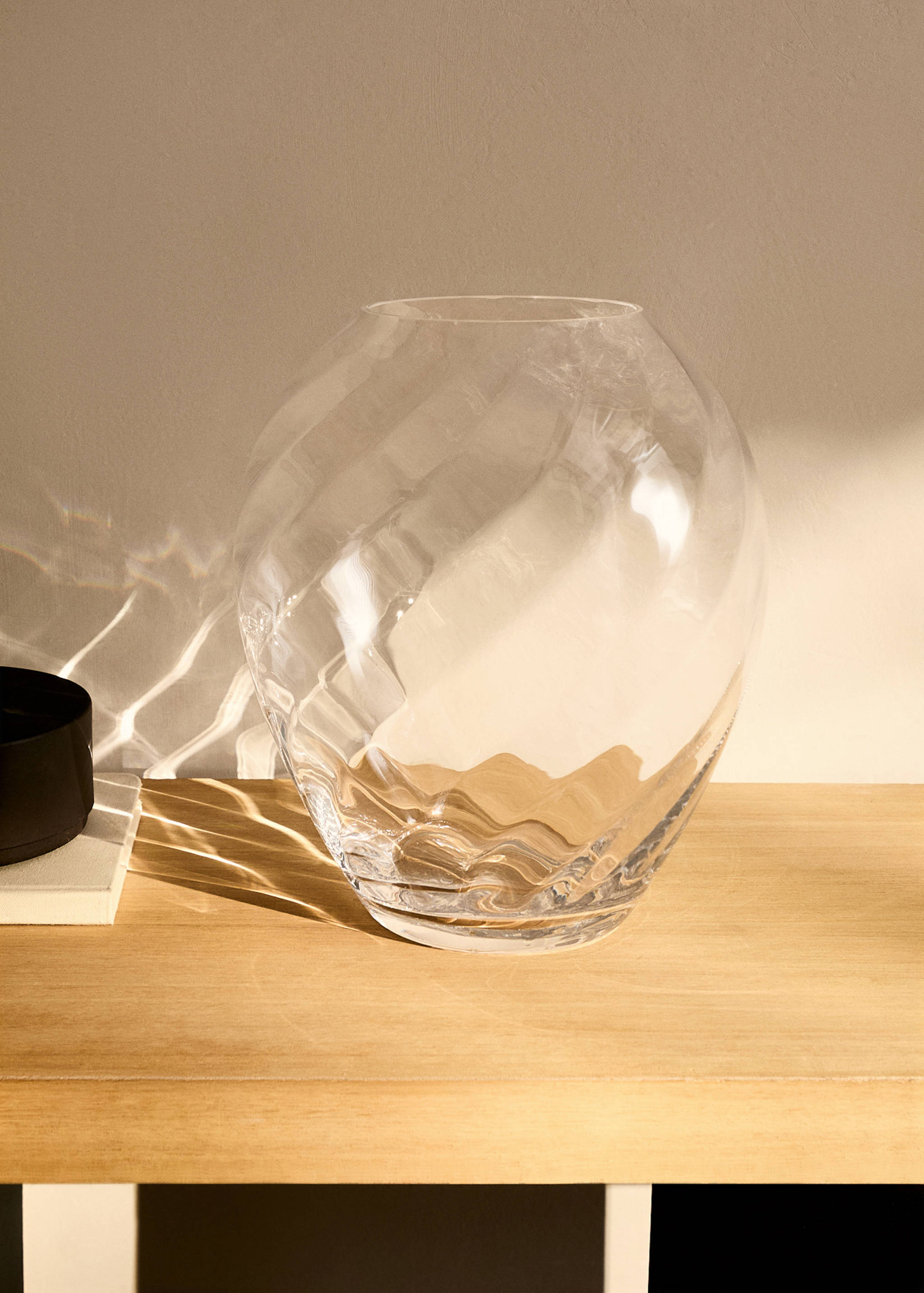 Vas av vågigt handblåst glas - Allmän bild