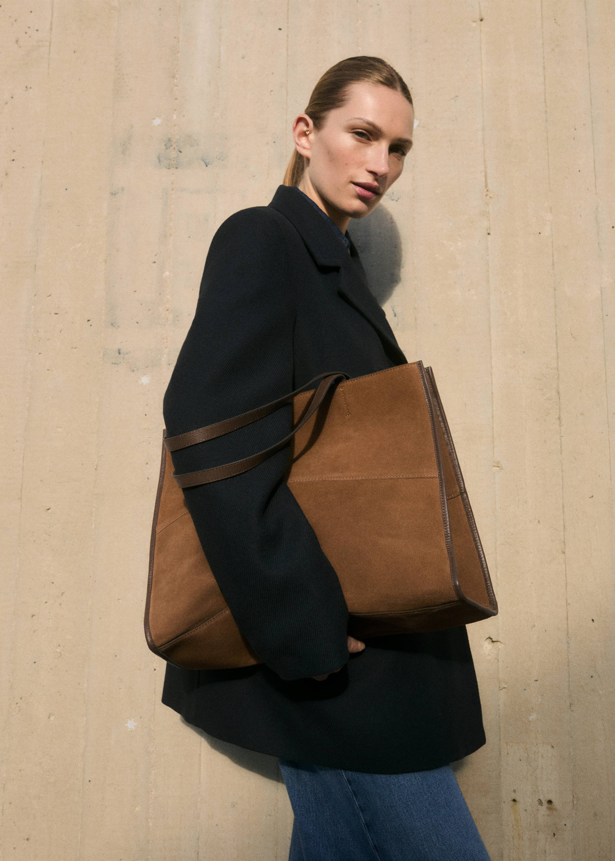 Leather shopper bag with stitching - General plane