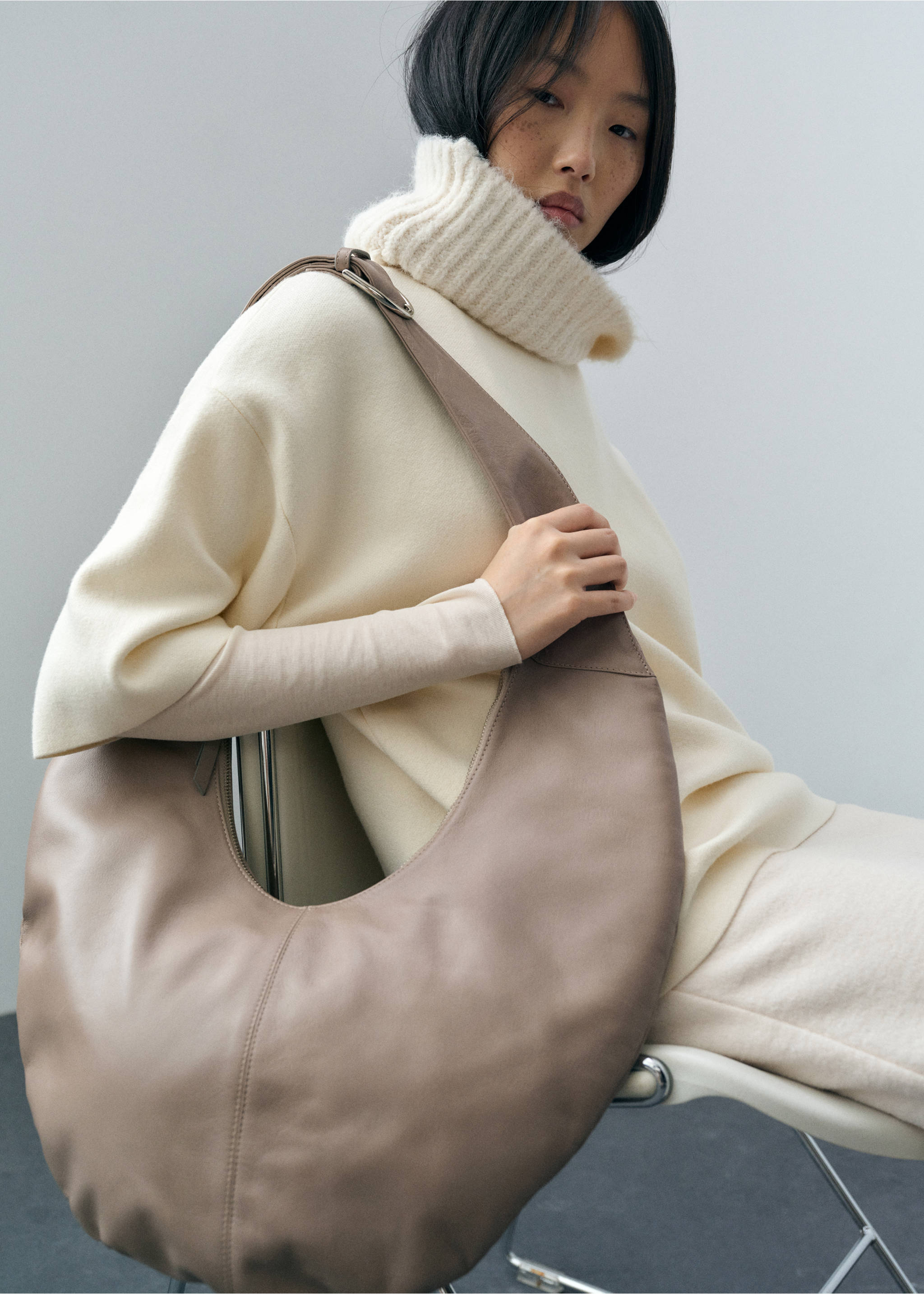 Half-moon leather bag - General plane, Light/Pastel Grey. Ref: 87073295-00.