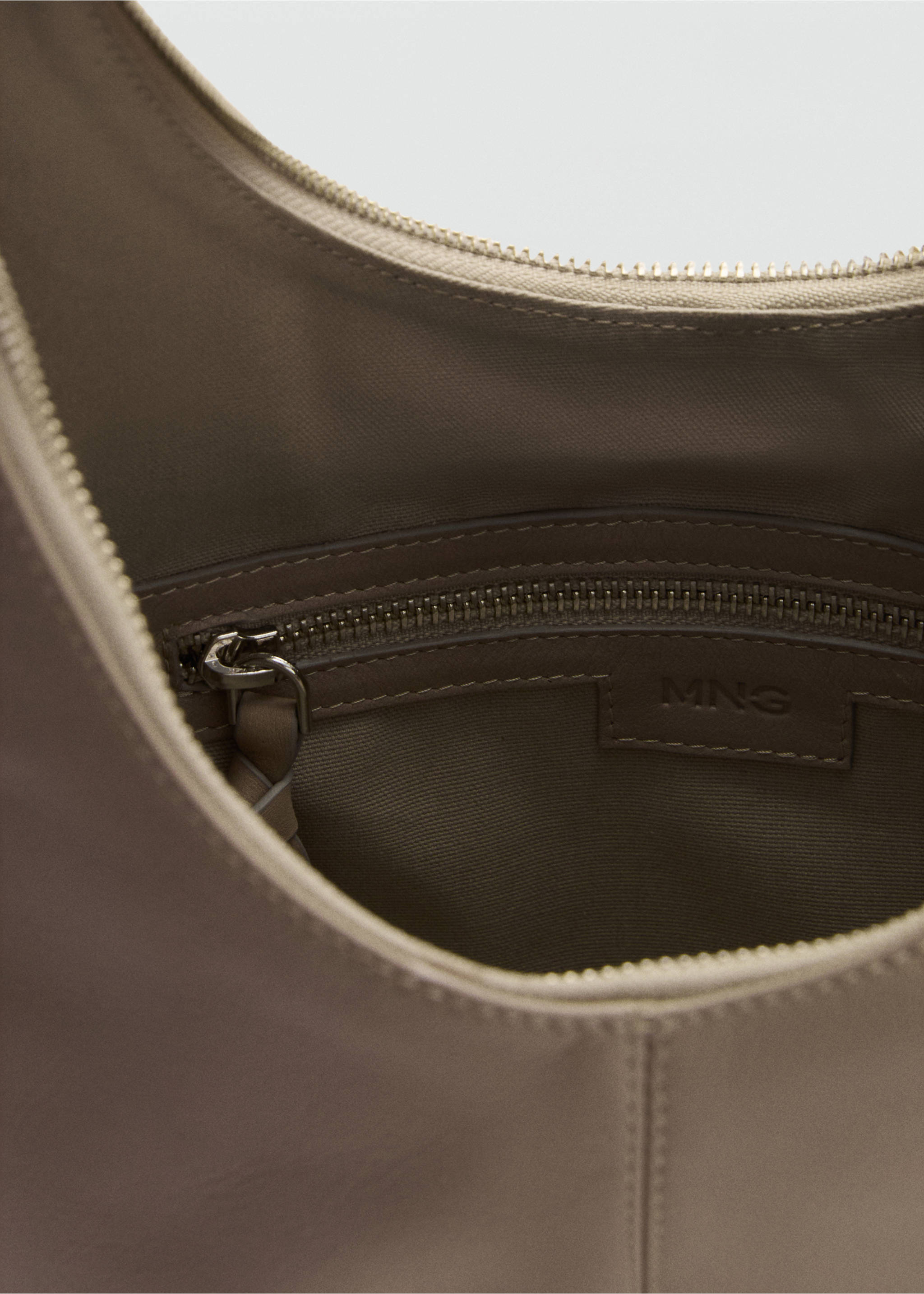Half-moon leather bag - Details of the article 2, Light/Pastel Grey. Ref: 87073295-00.