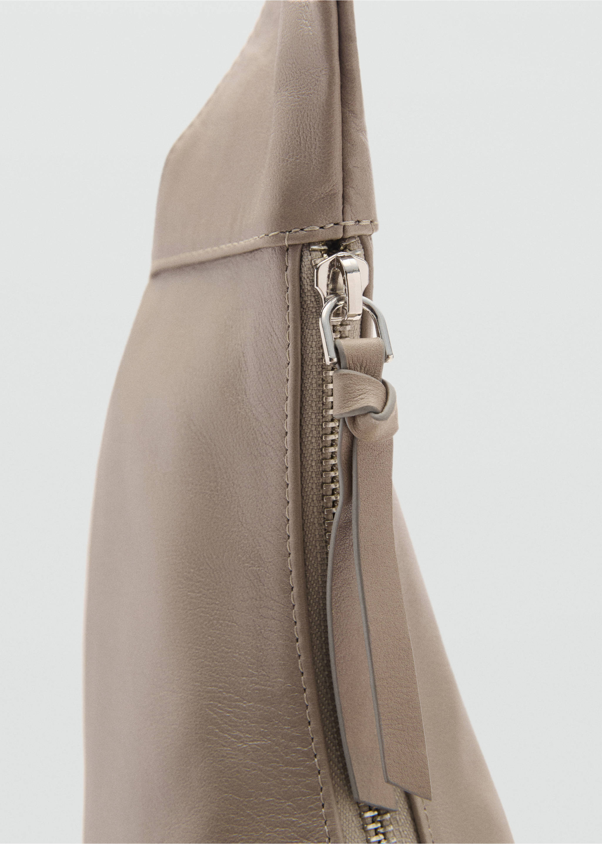 Half-moon leather bag - Details of the article 3, Light/Pastel Grey. Ref: 87073295-00.