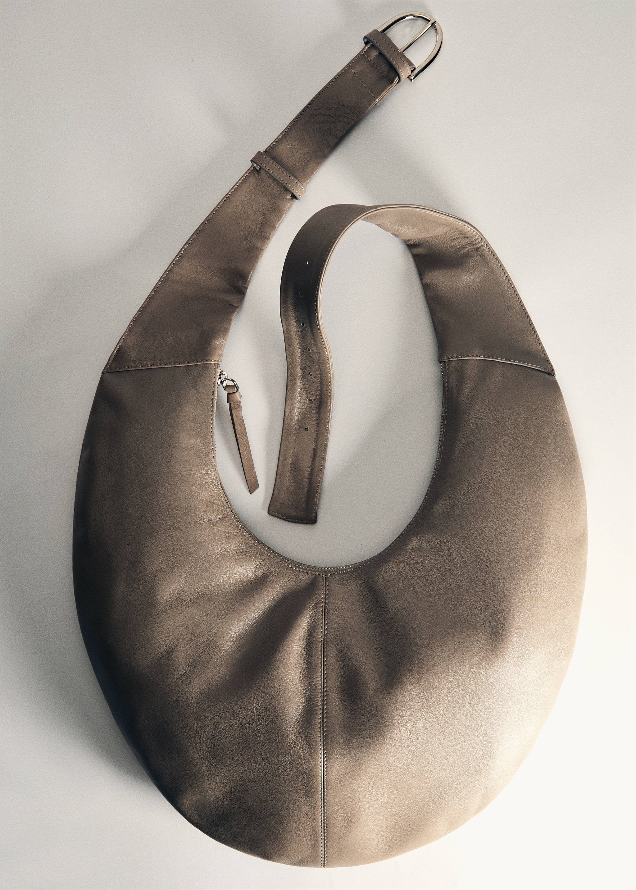 Half-moon leather bag - Details of the article 5