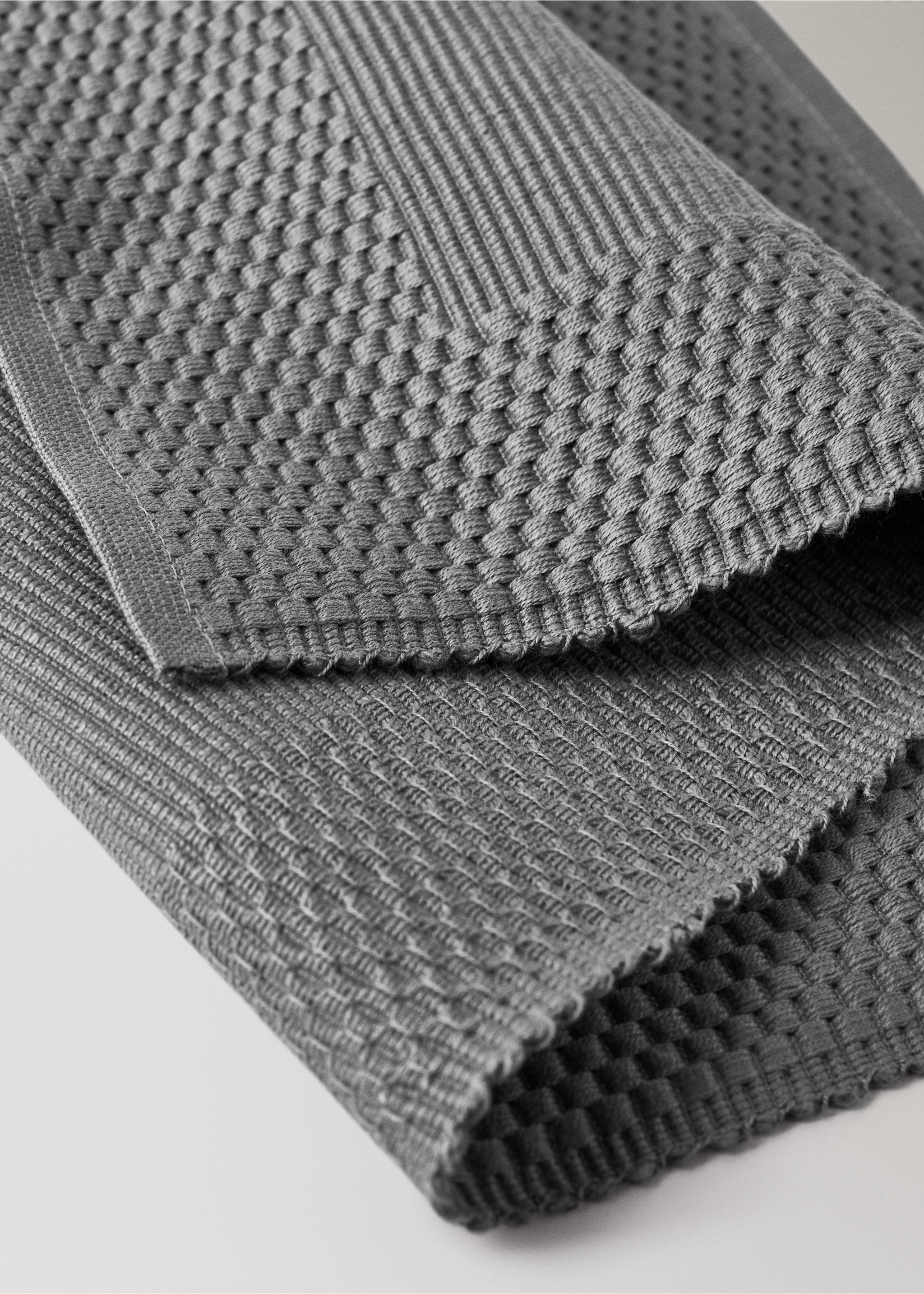 Cotton placemats with geometric pattern - Details of the article 2, Light/Pastel Grey. Ref: 87073314-00.