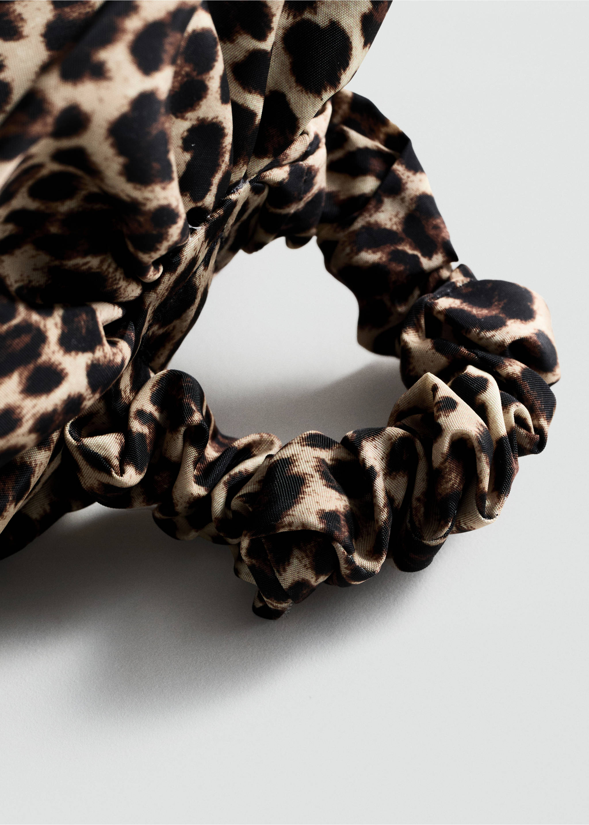Maxi-flower scrunchie - Medium plane, Brown. Ref: 87074062-00.