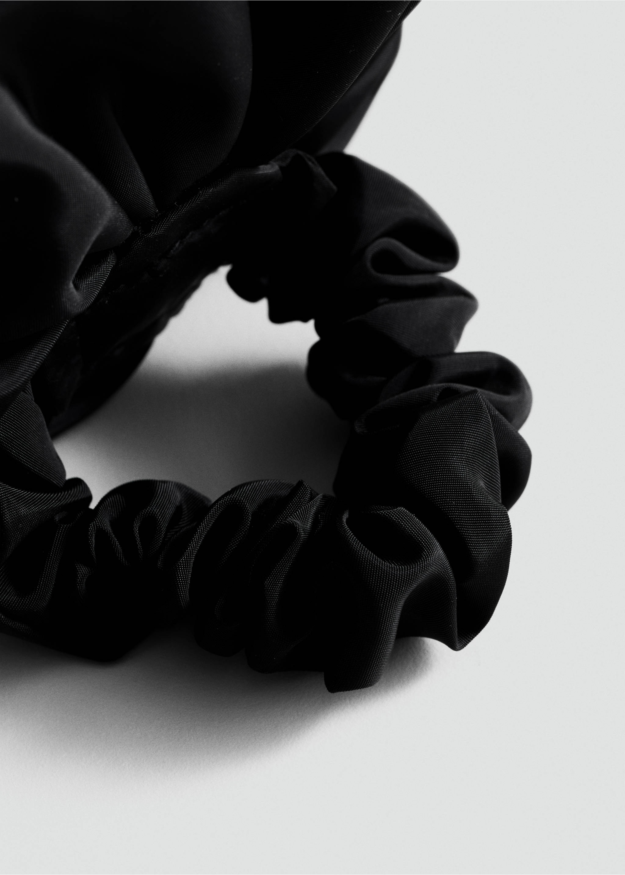 Maxi-flower scrunchie - Medium plane, Black. Ref: 87074062-00.