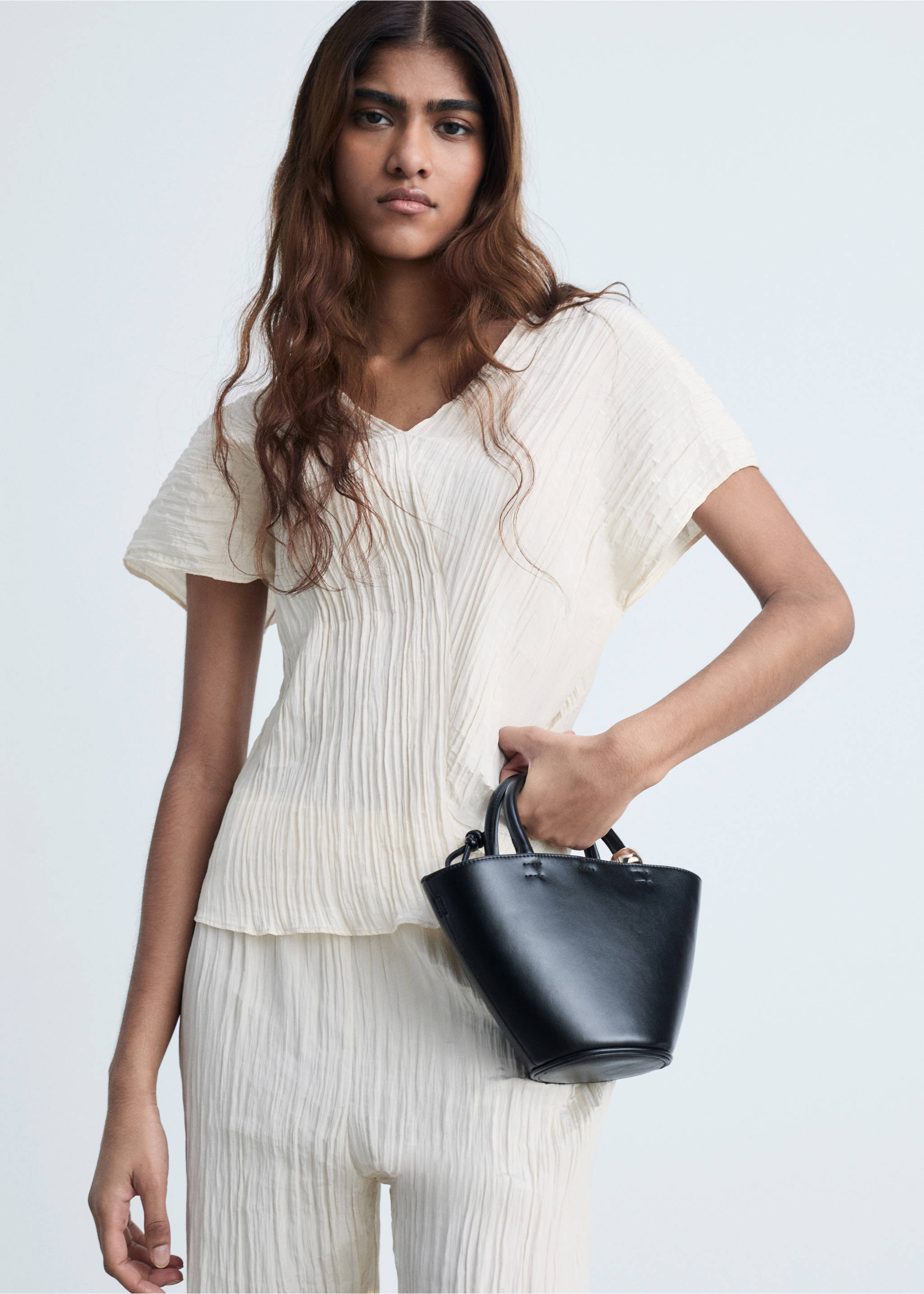 Wrinkled effect V-neck top - Medium plane, Vanilla. Ref: 87074064-00.