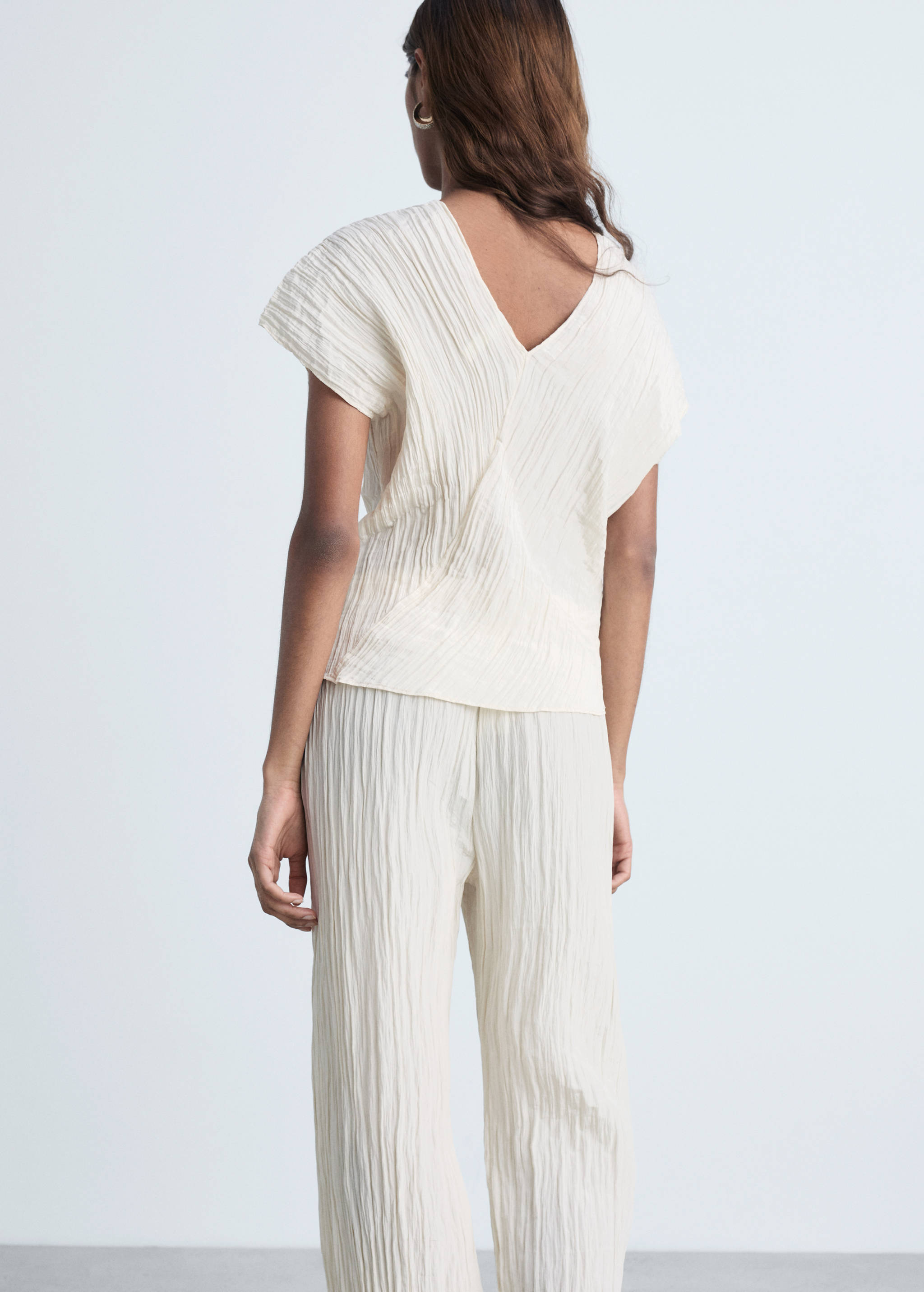 Wrinkled effect V-neck top - Reverse of the article