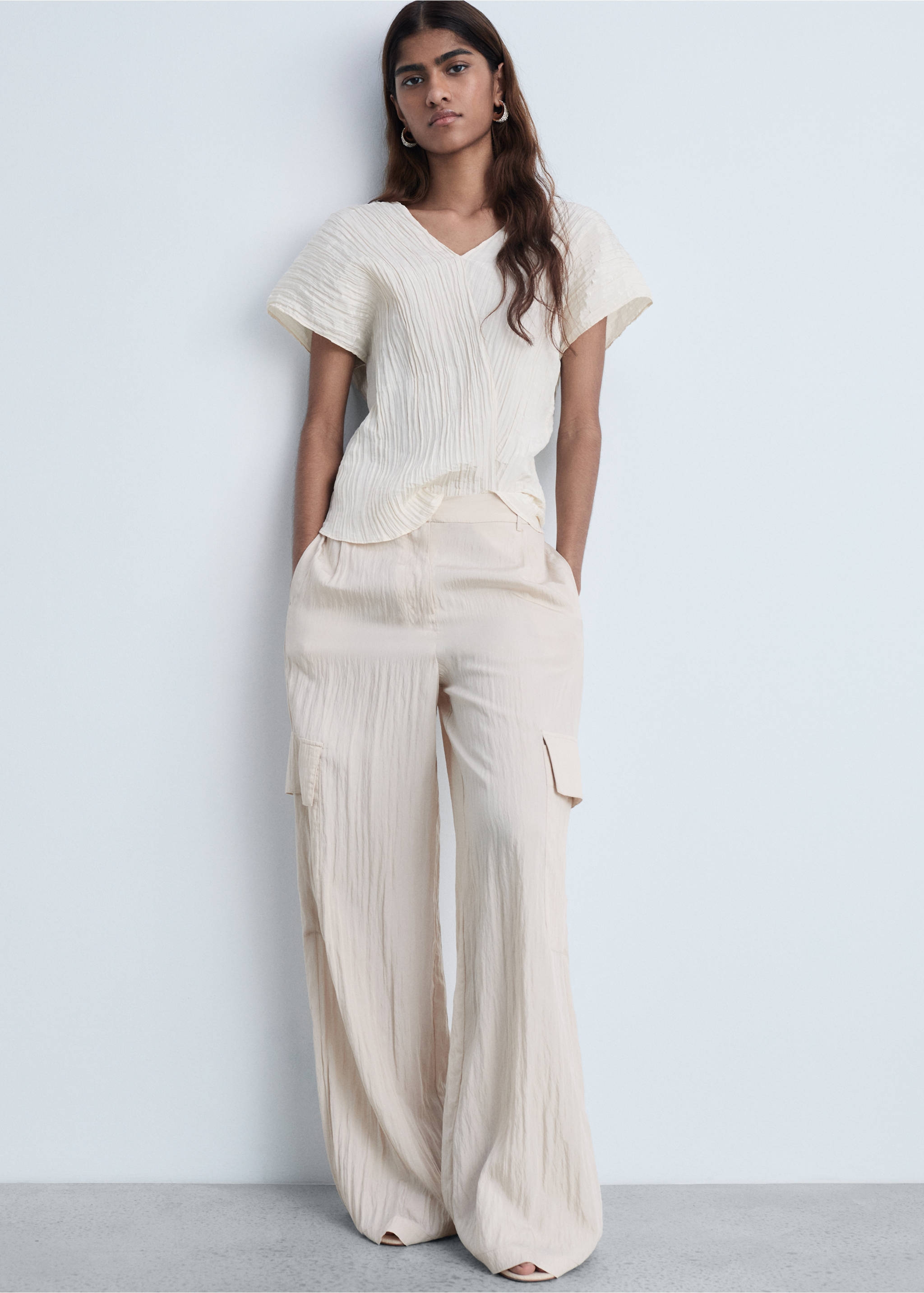 Wrinkled effect V-neck top - Details of the article 2, Vanilla. Ref: 87074064-00.