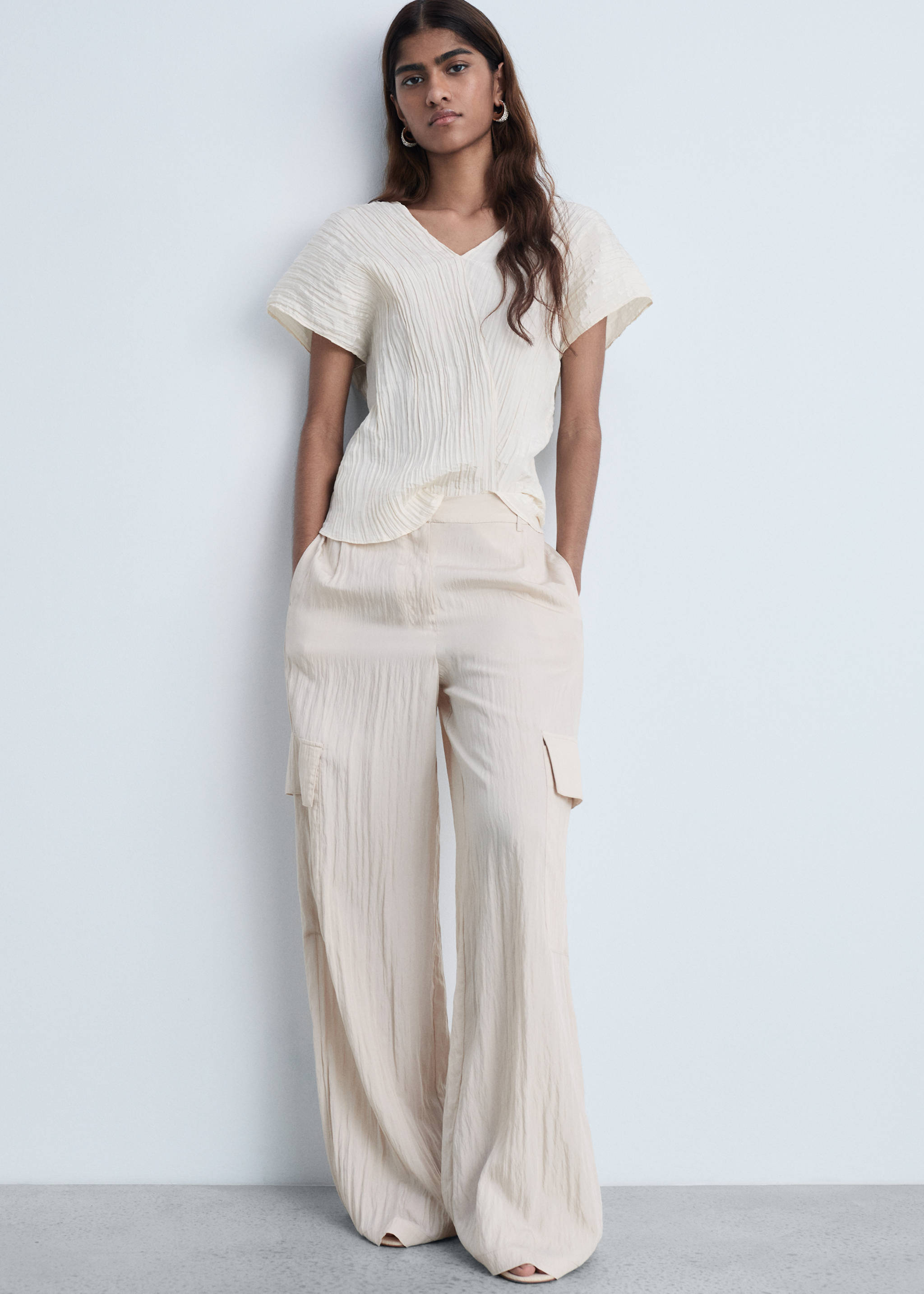 Wrinkled effect V-neck top - Details of the article 2