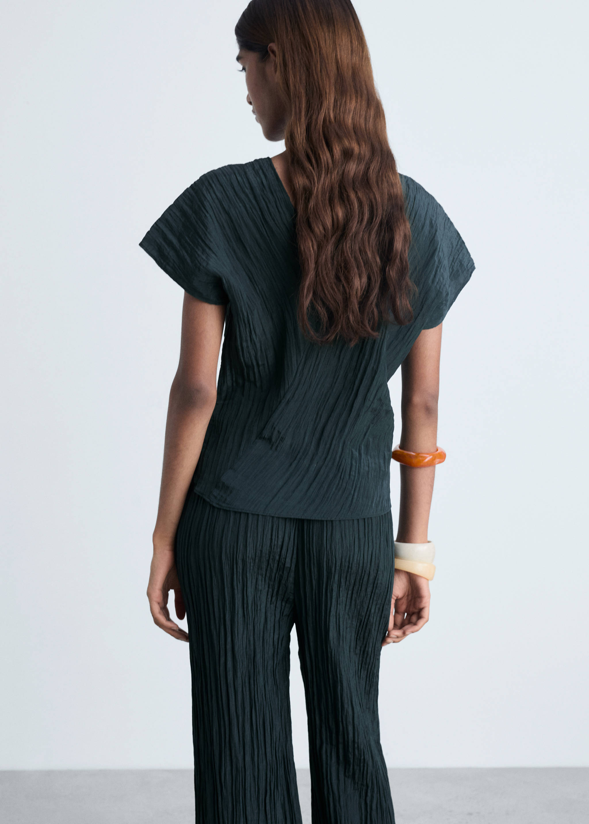 Wrinkled effect V-neck top - Reverse of the article