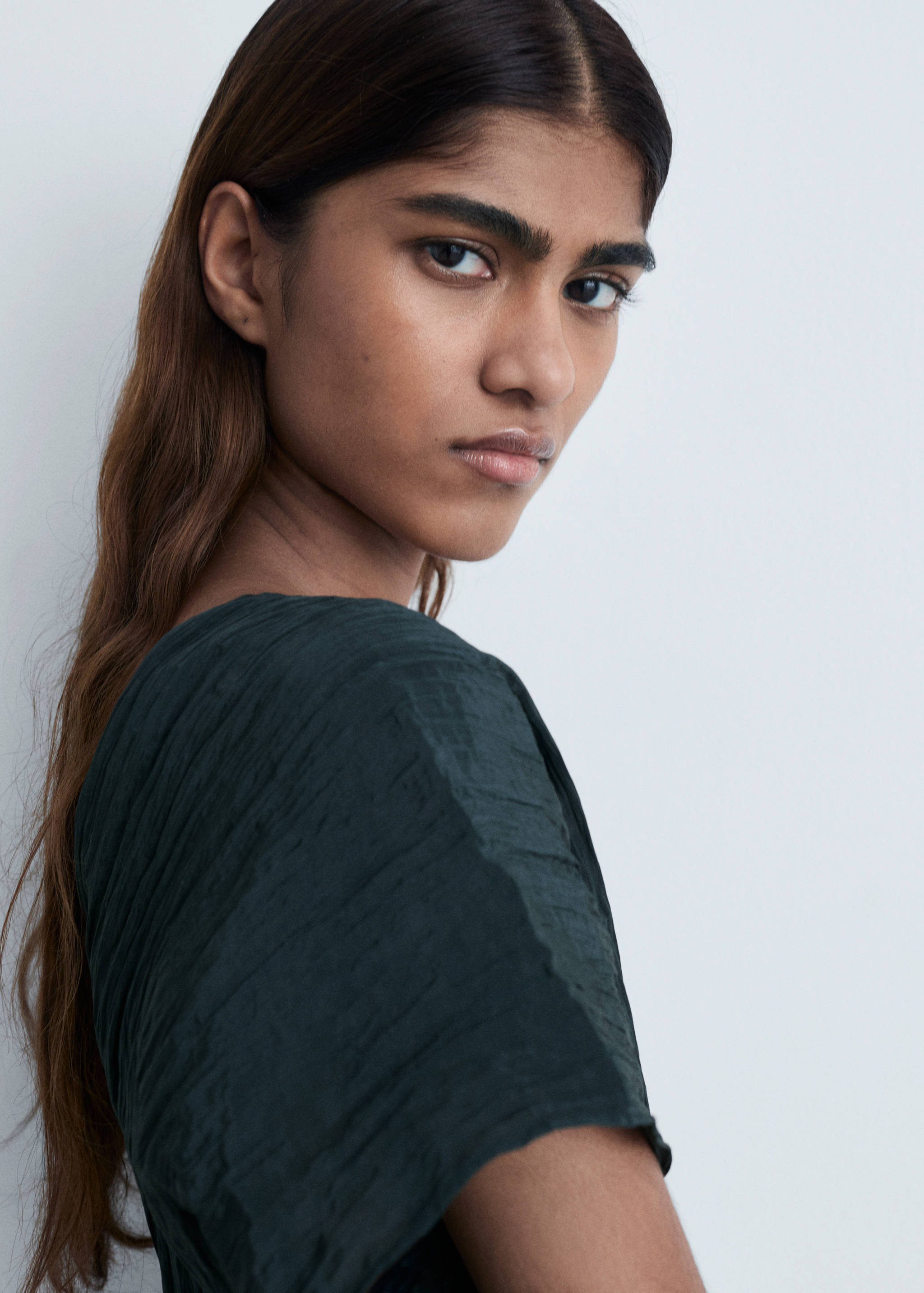 Wrinkled effect V-neck top - Details of the article 1