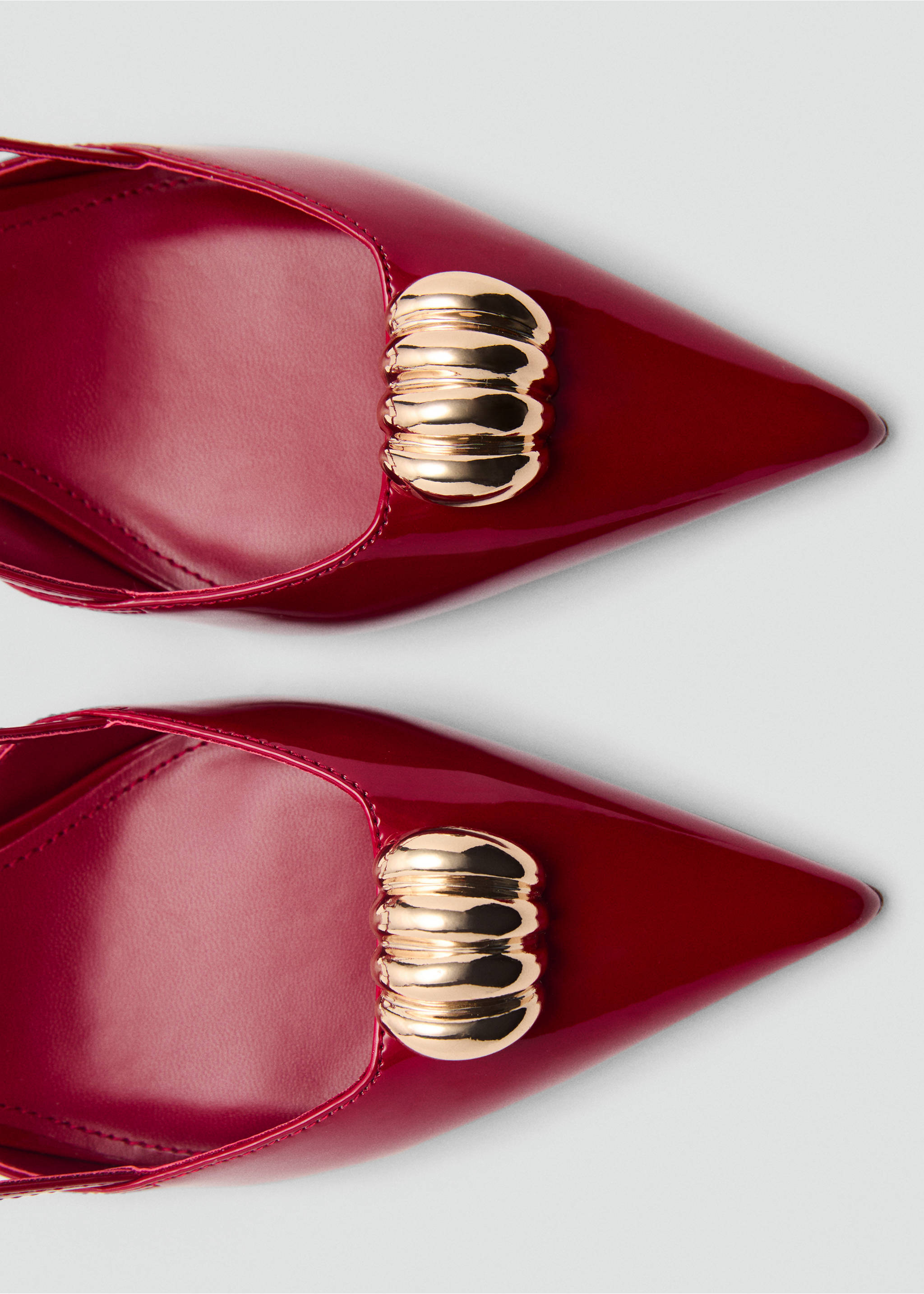 High-heeled shoes with metallic detail - Details of the article 1, Red. Ref: 87074068-00.